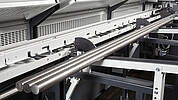 Automatisierte Rollenbahn für den Transport von Stahlrohren zur Sägemaschine