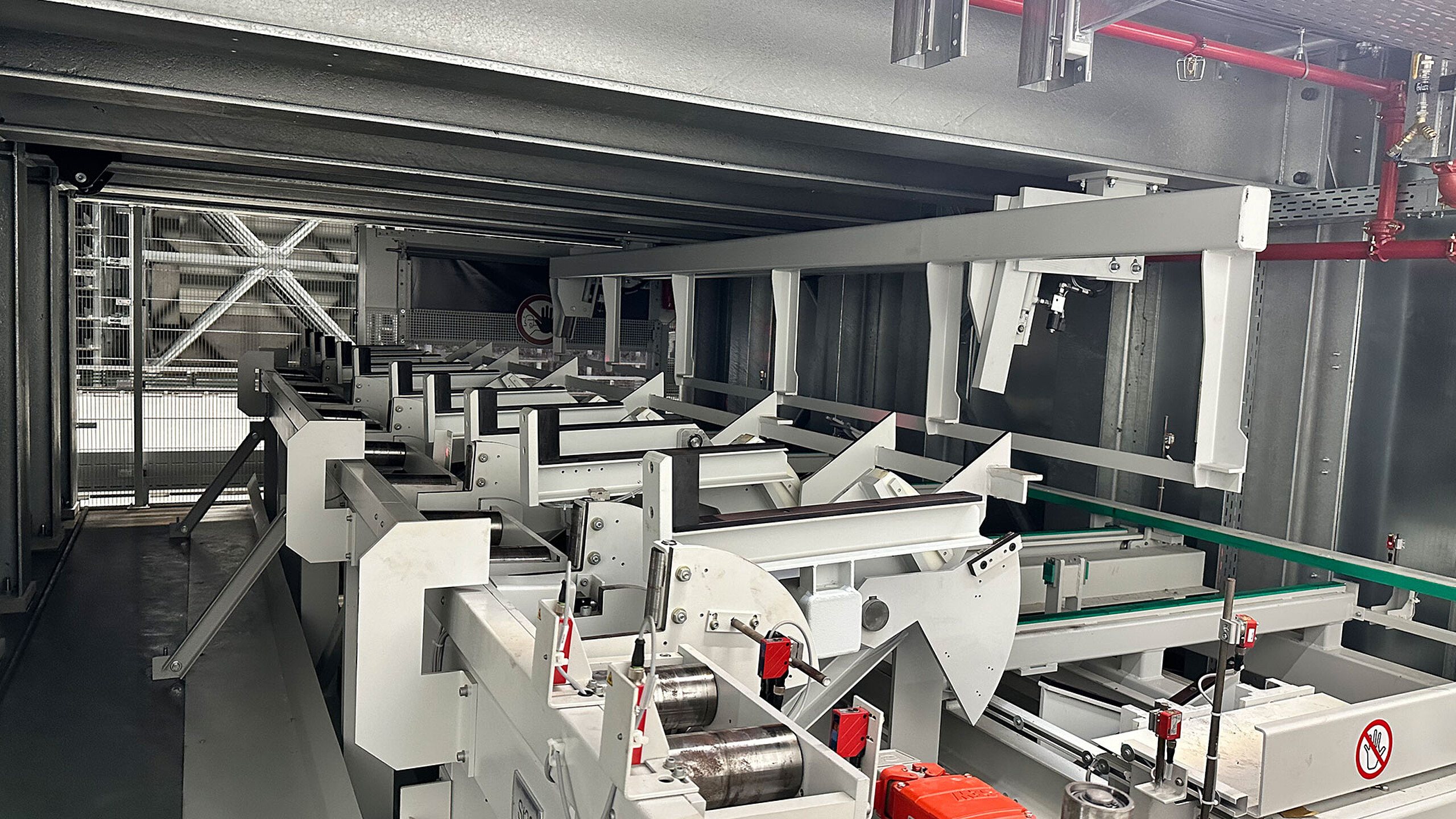 Automated sheet metal production with integrated storage and conveyor technology