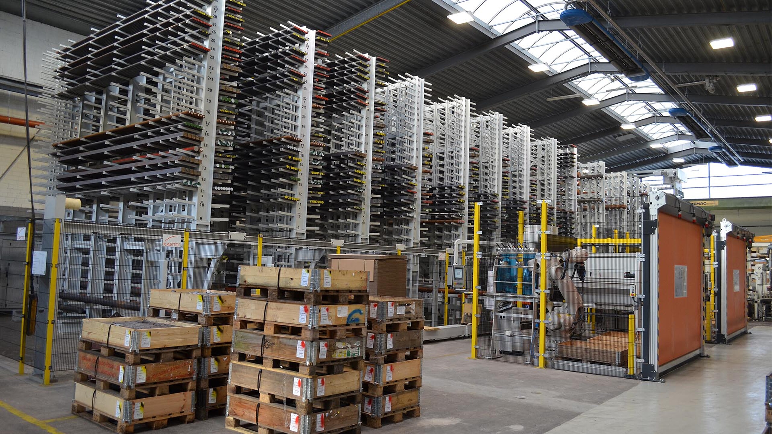 Magasin grande hauteur automatisé pour profilés métalliques avec convoyage intégré