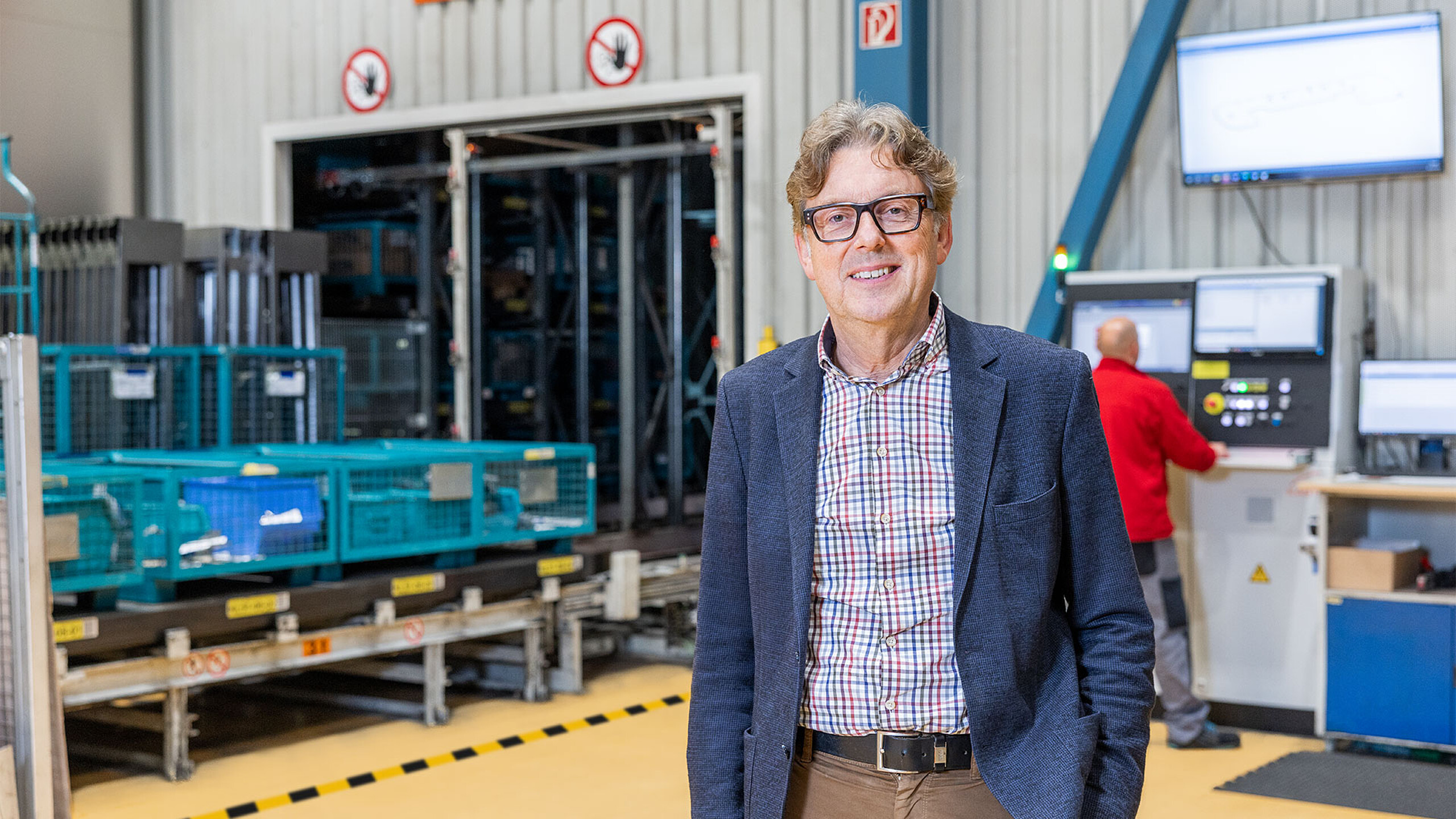 Kunde vor KASTO Lagerautomation in industrieller Produktionsumgebung