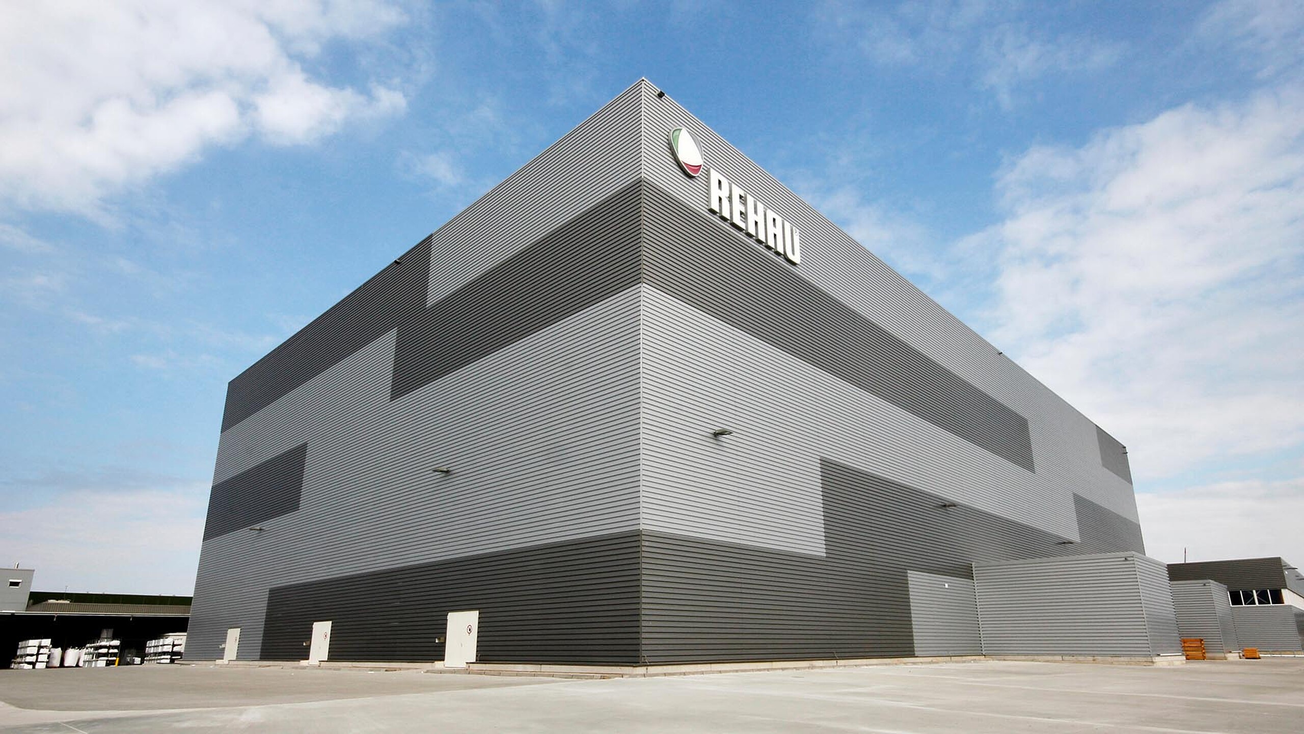 Bâtiment industriel moderne avec système de stockage et logistique automatisé KASTO