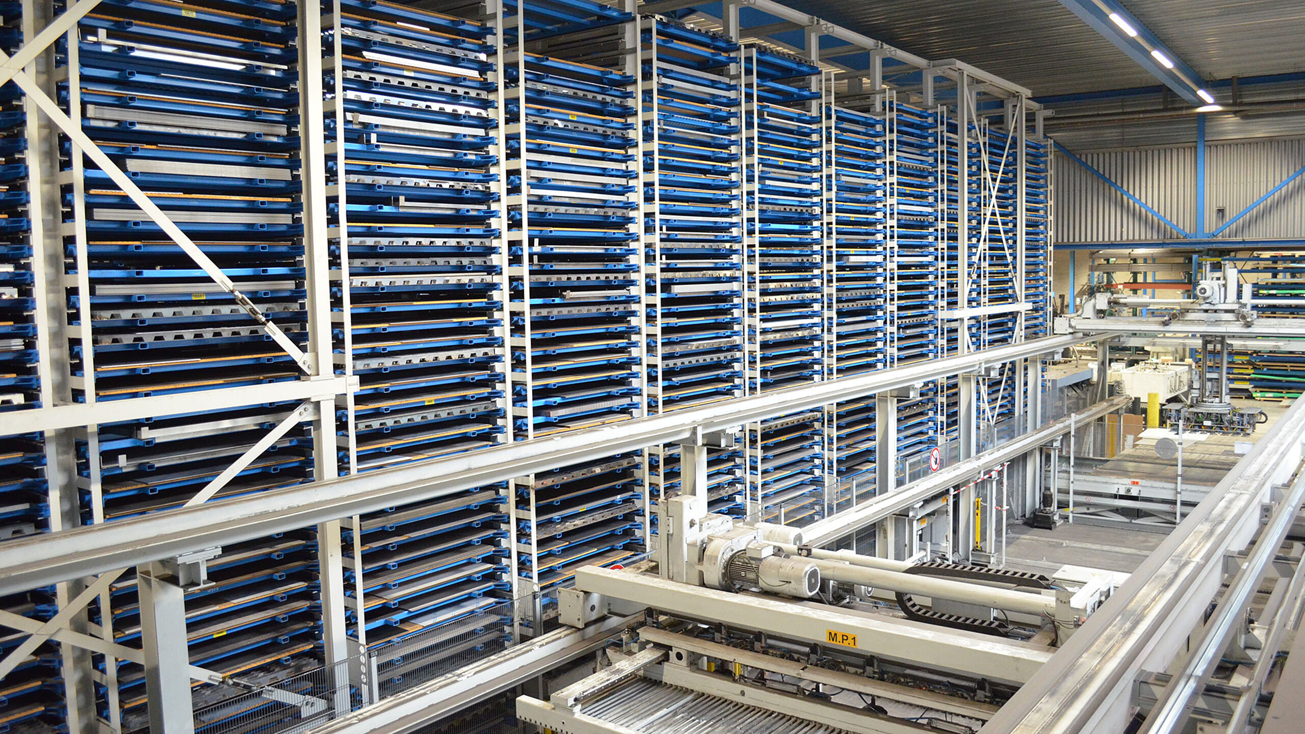 Magasin grande hauteur entièrement automatisé pour produits longs avec convoyage intégré