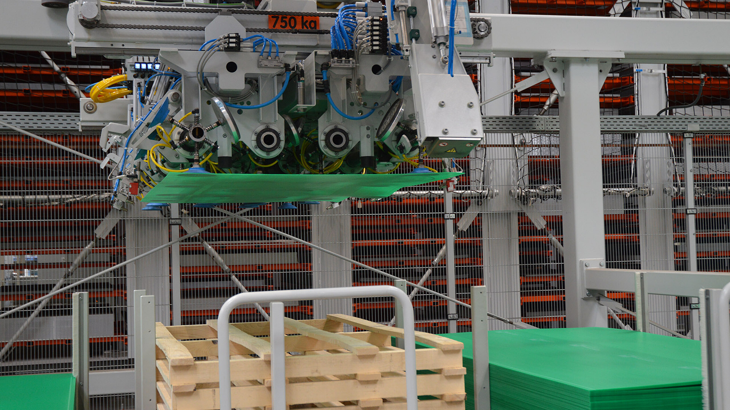 Automatischem Zwischenlagenhandling für die Kommissionierung von Blechpaketen