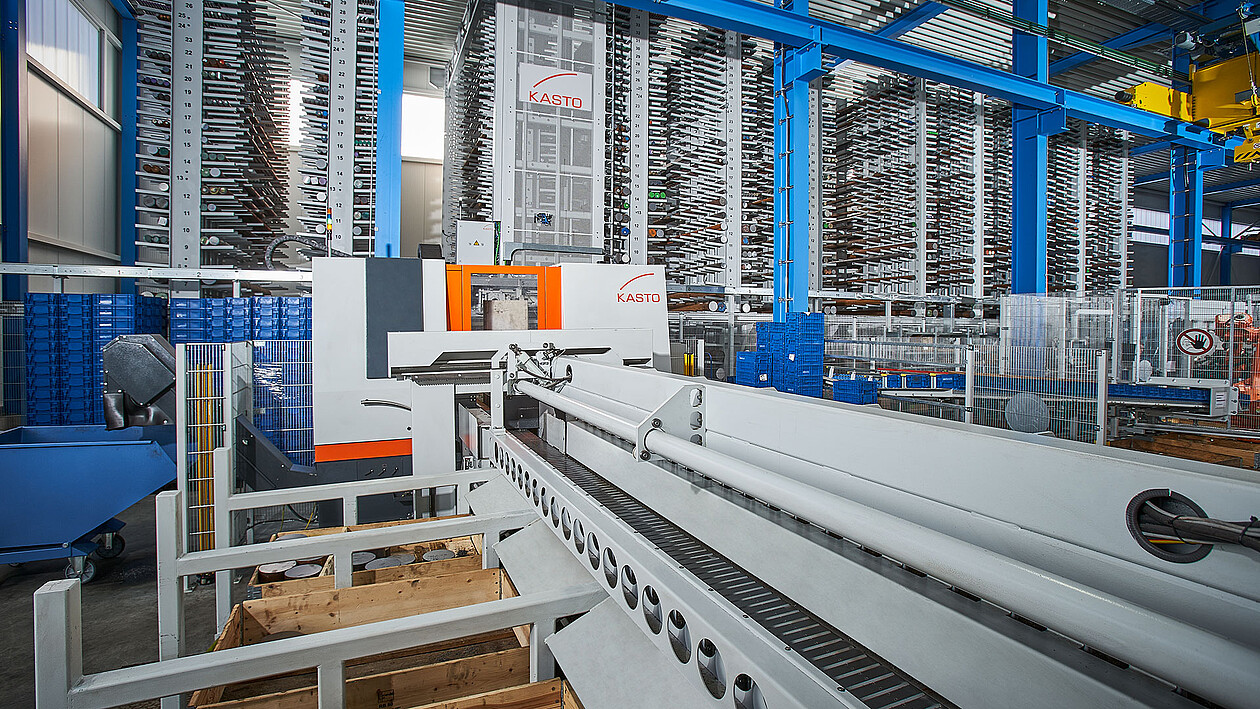 Automatisiertes Langgutlager mit integrierter Fördertechnik und Materialtransport