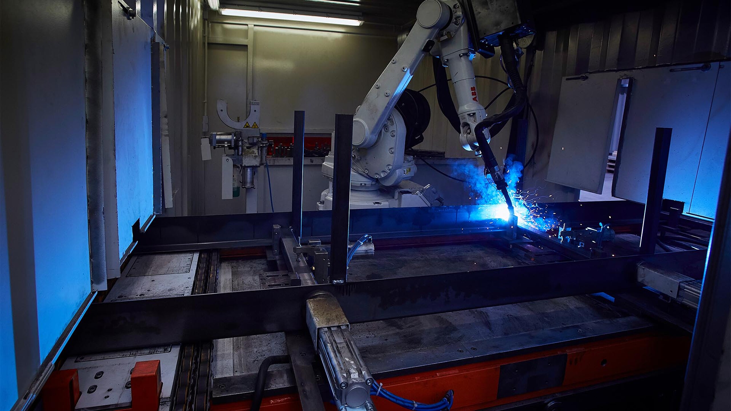 Soudage robotisé de pièces métalliques dans un processus de production industrielle