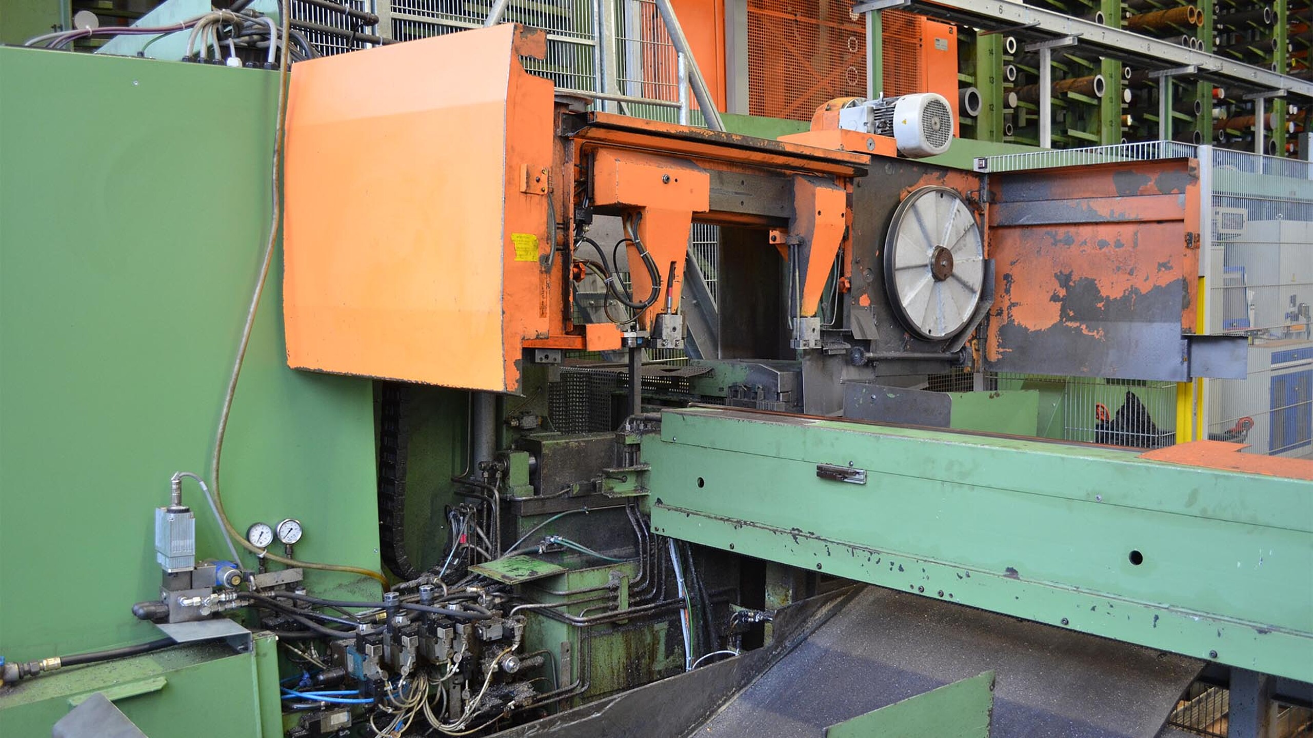 Precision cutting of steel bars on automated industrial sawing system