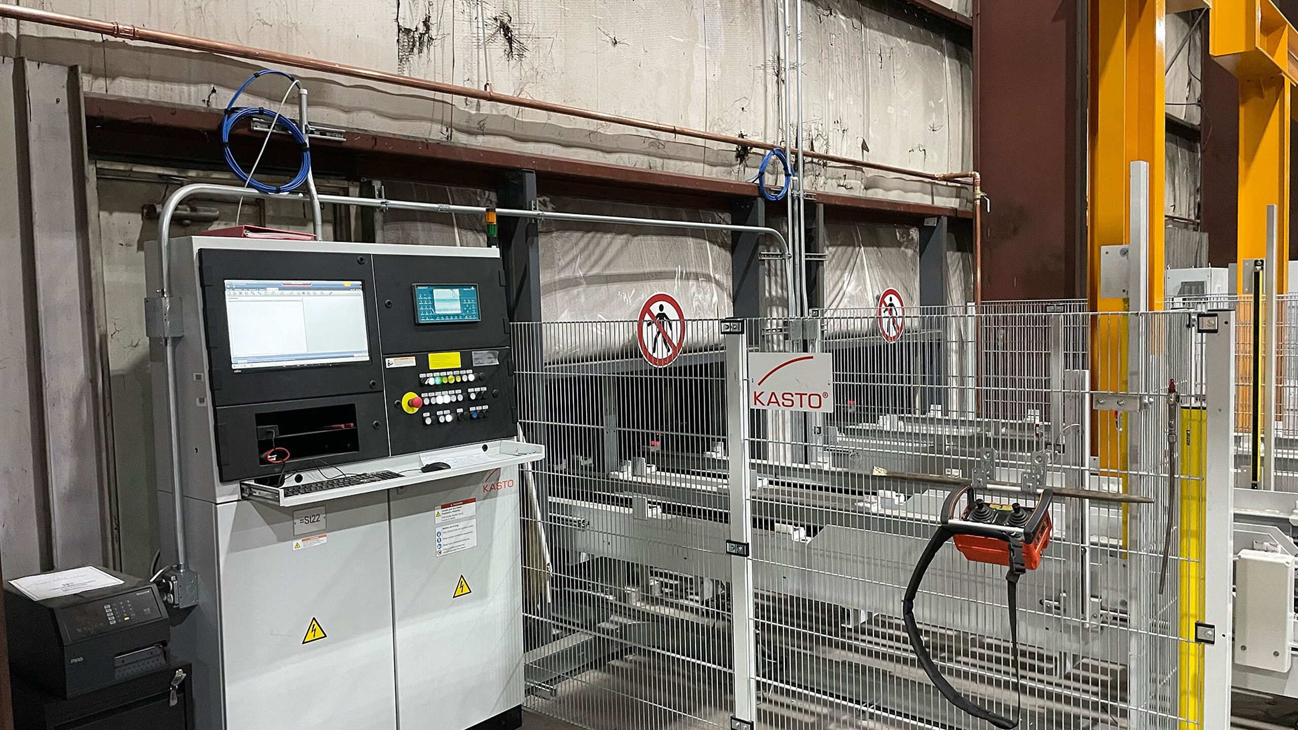 Pupitre de commande dans un magasin automatique pour produits longs avec convoyage intégré