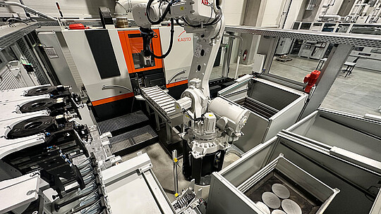 Roboterhandling für präzises Sortieren und Ablegen von Metallzuschnitten