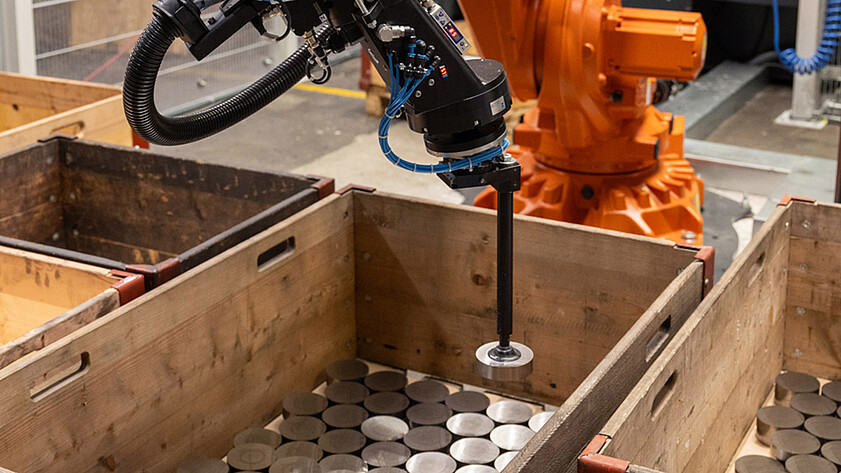 Das Roboterhandlingsystem KASTOsort kommissioniert Werkstücke am Hochleistungs-Kreissägeautomat KASTOgripspeed C 10.