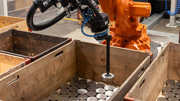 Das Roboterhandlingsystem KASTOsort kommissioniert Werkstücke am Hochleistungs-Kreissägeautomat KASTOgripspeed C 10.