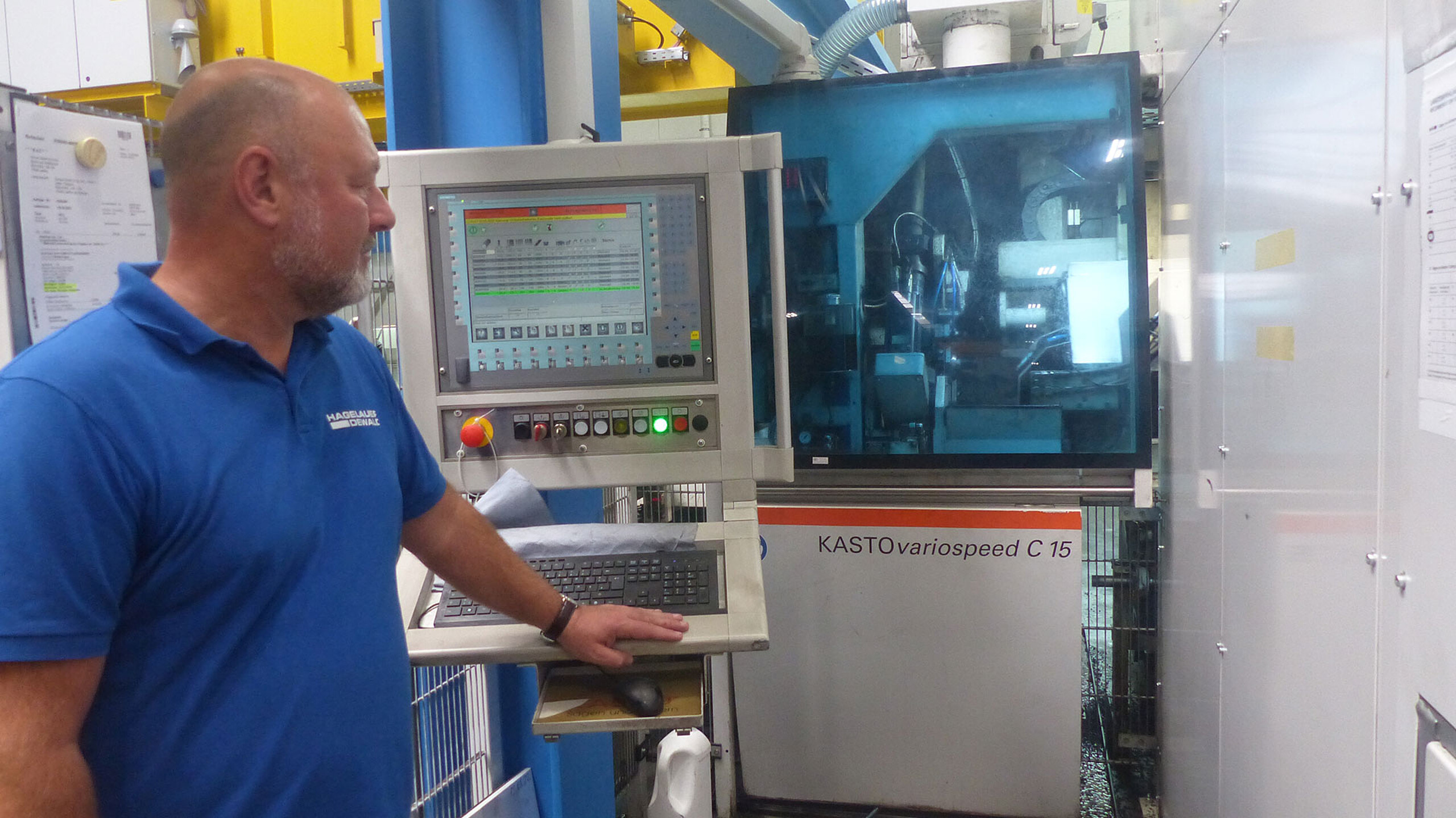 Maschinenbediener an KASTO Steuerungseinheit in automatisierter Produktionsumgebung