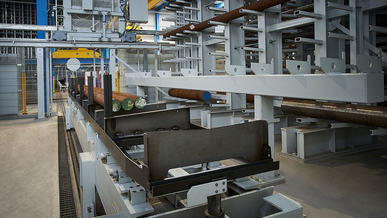 Automatisiertes Blechlager mit integrierter Fördertechnik und Materialbereitstellung
