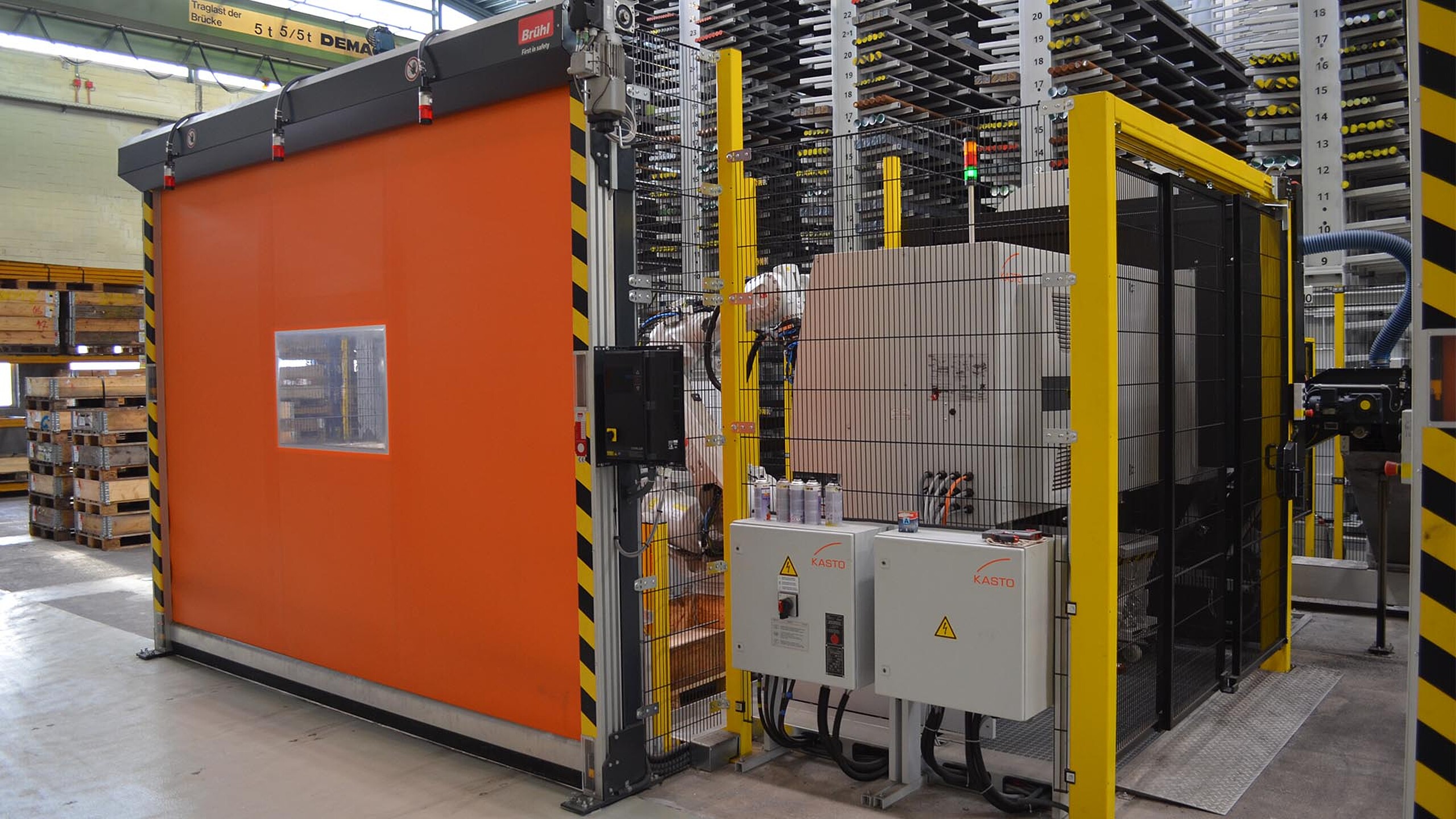 Cellule robotisée automatisée dans le magasin KASTO pour produits longs