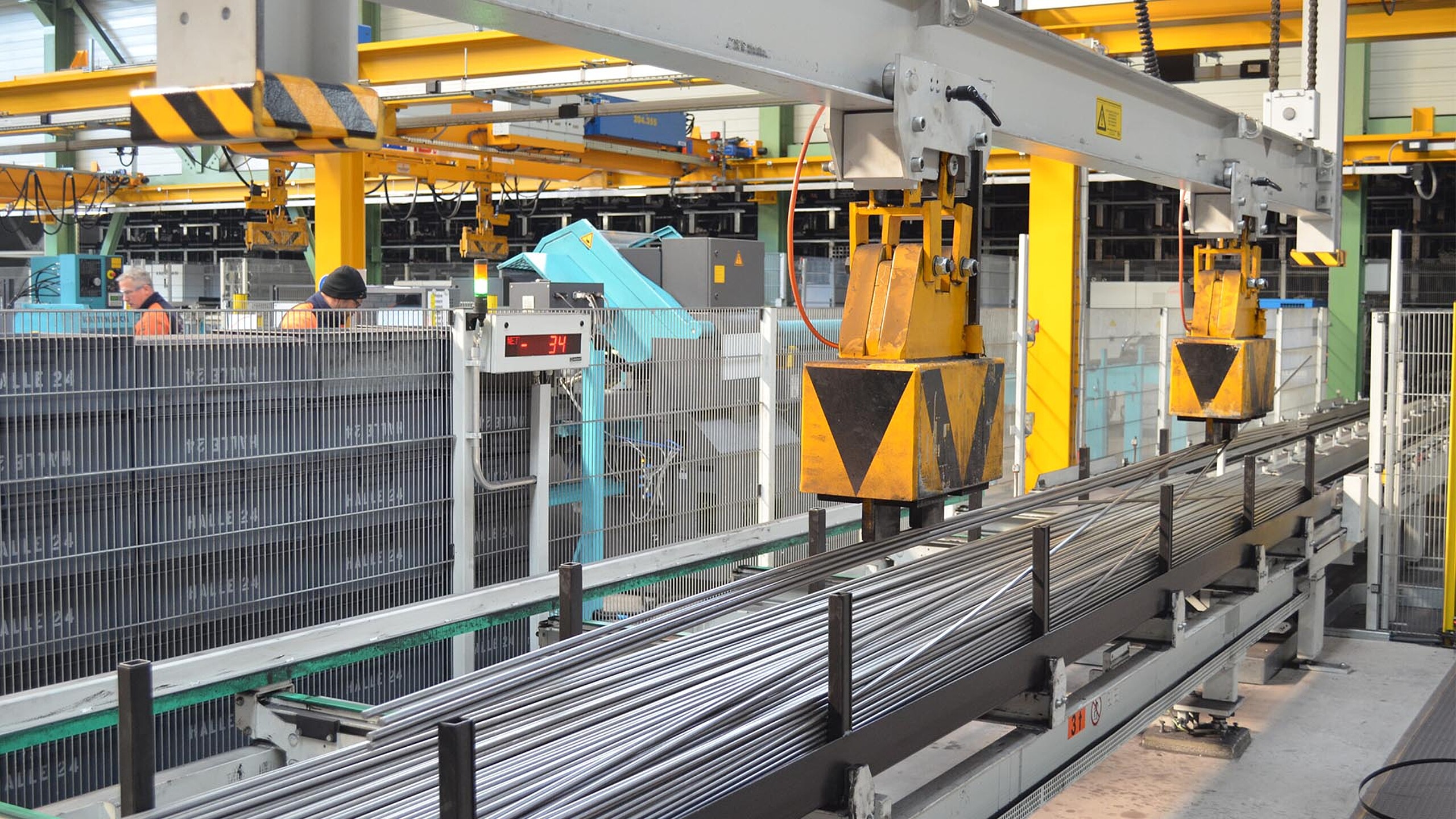 Automatisation de stockage KASTO avec convoyage pour des flux de matériaux efficaces