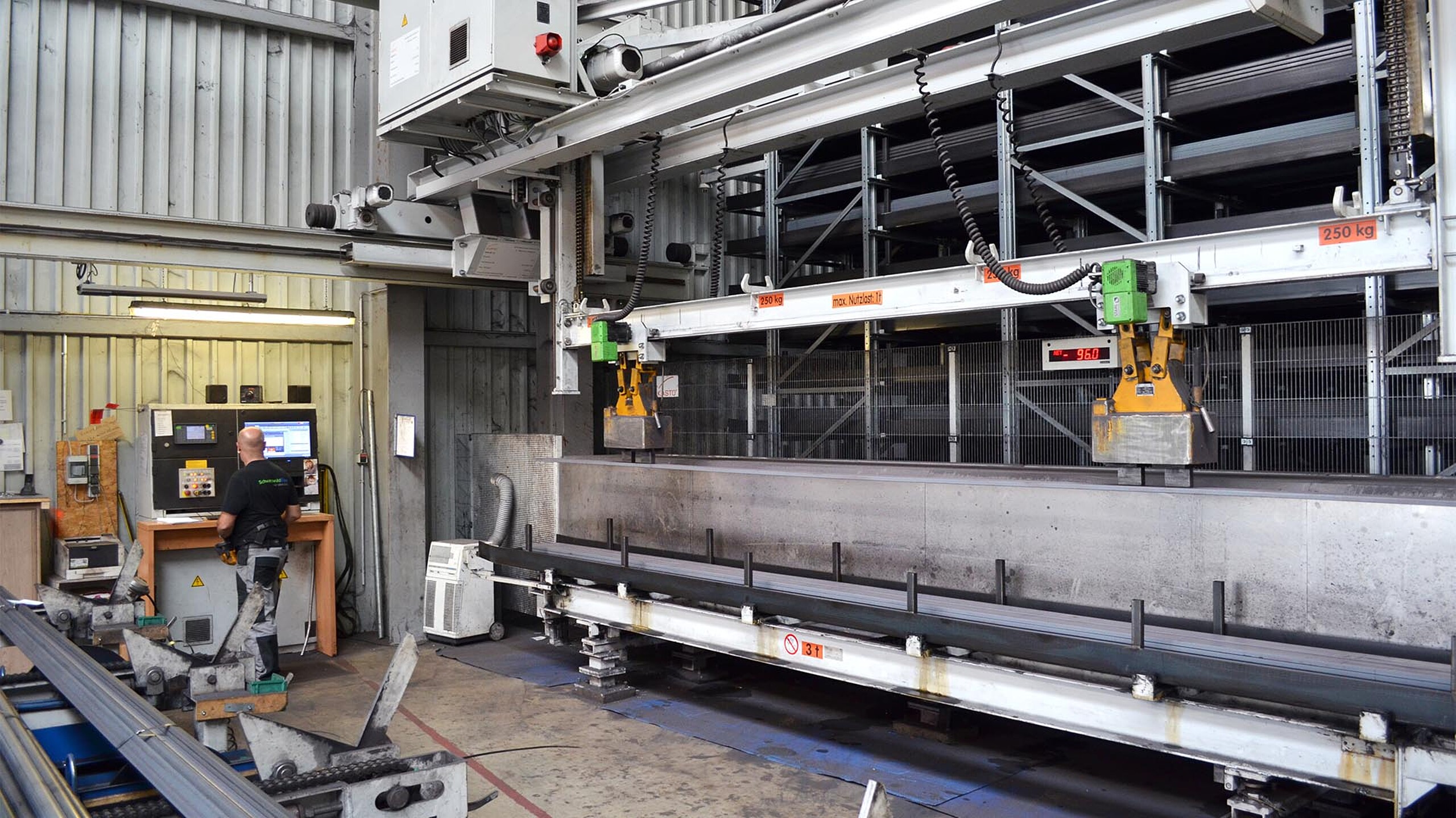 Automatisierte Sägelinie mit Materialzuführung für Stabstahl im Stahlhandel