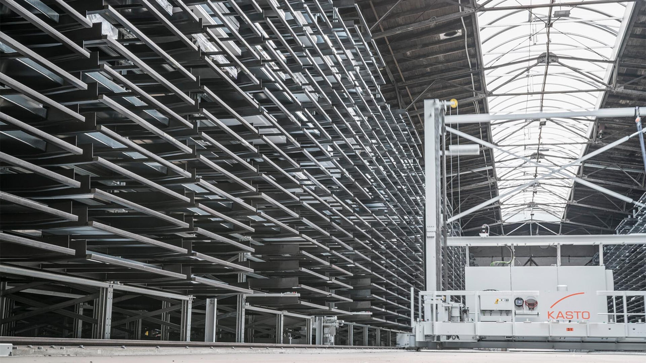 Magasin grande hauteur automatisé pour produits longs avec forte densité de stockage