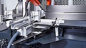 Hochleistungs-Bandsäge KASTOmicut AE 4.6 mit Kugelrollspindelantrieb für exakte Materialpositionierung