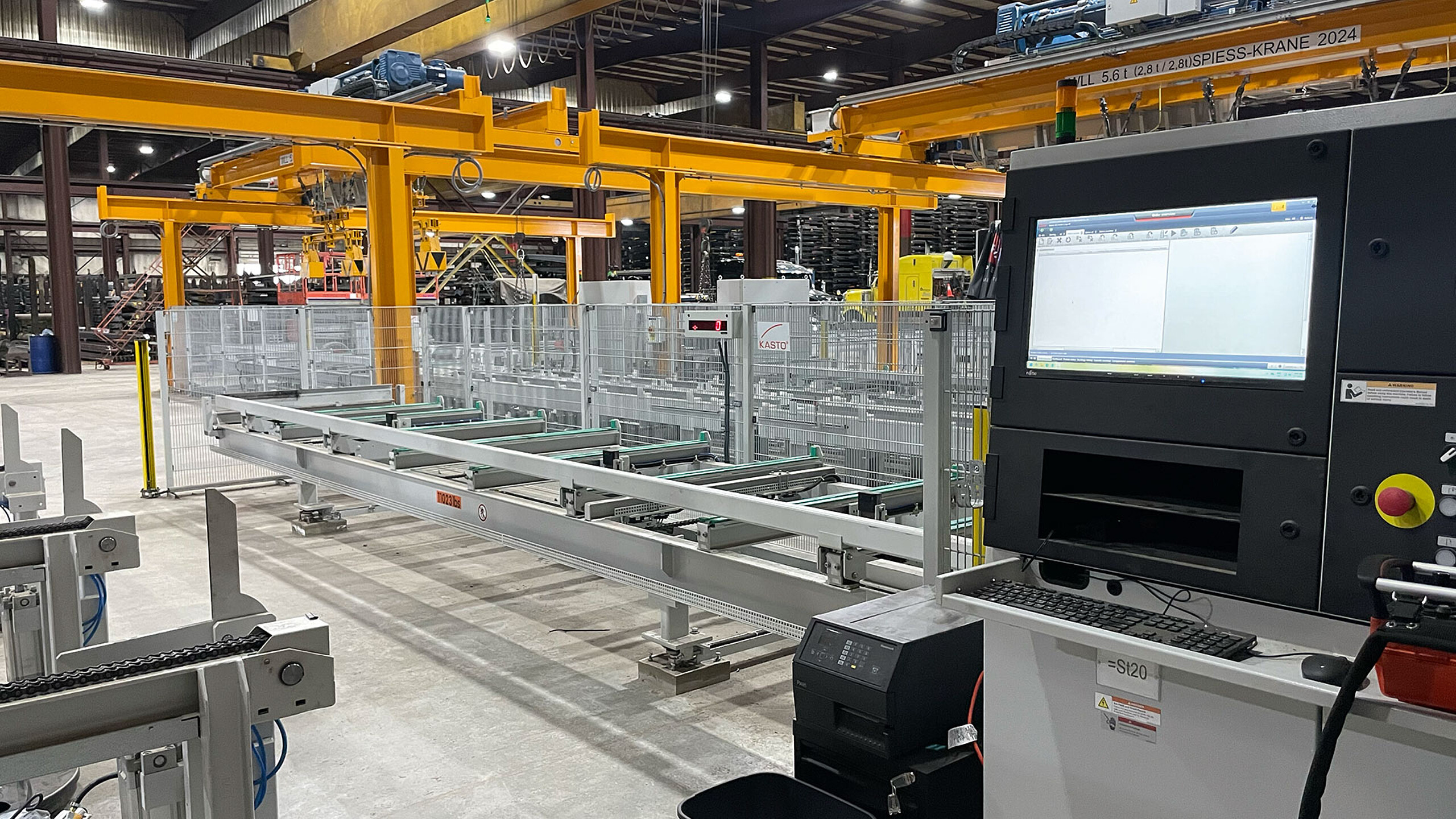 Installation de convoyage automatisée avec pupitre de commande en magasin de produits longs