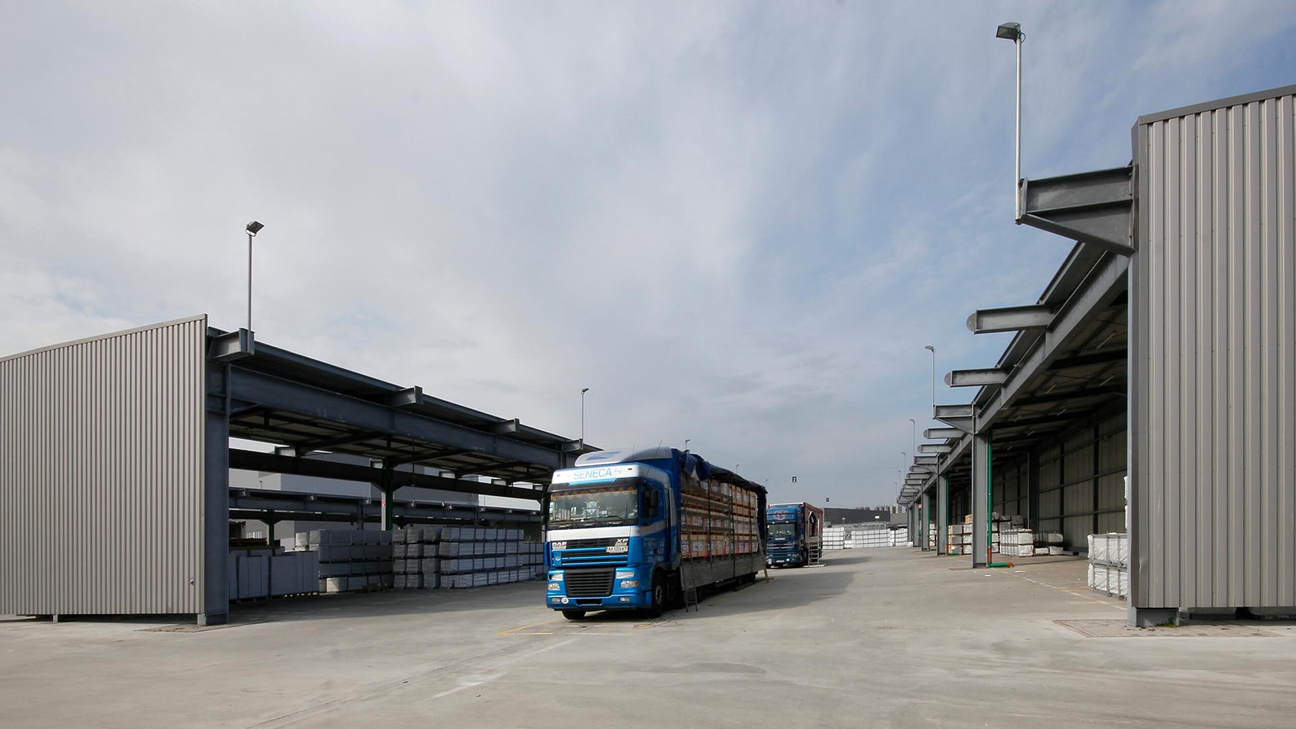 Système de stockage automatique extérieur pour produits longs avec logistique intégrée