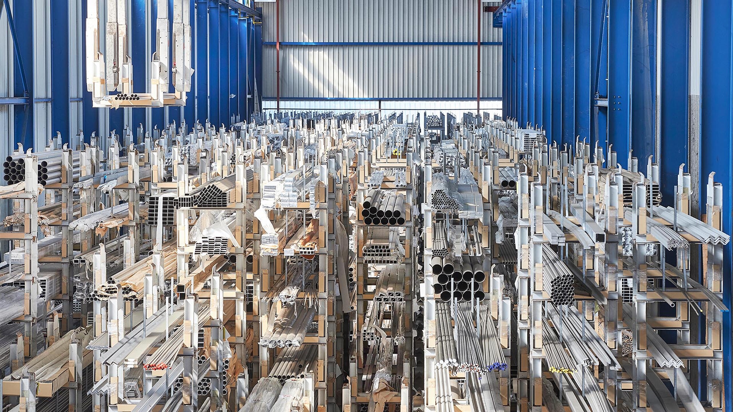 Magasin automatique pour produits longs avec forte densité de stockage pour barres et profilés