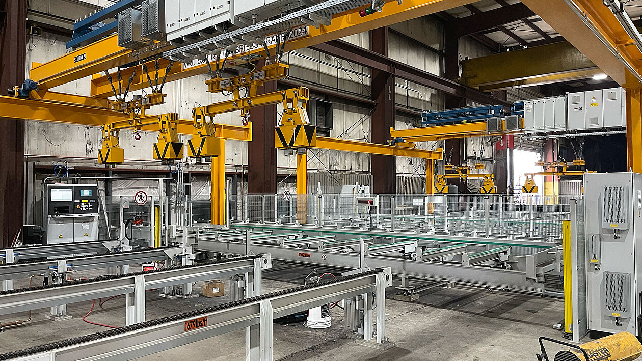 Automatisiertes Materialhandling mit Krananlage und Fördertechnik im Langgutlager