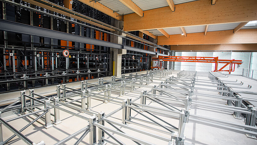 Automated long goods storage system with conveyor technology and material supply