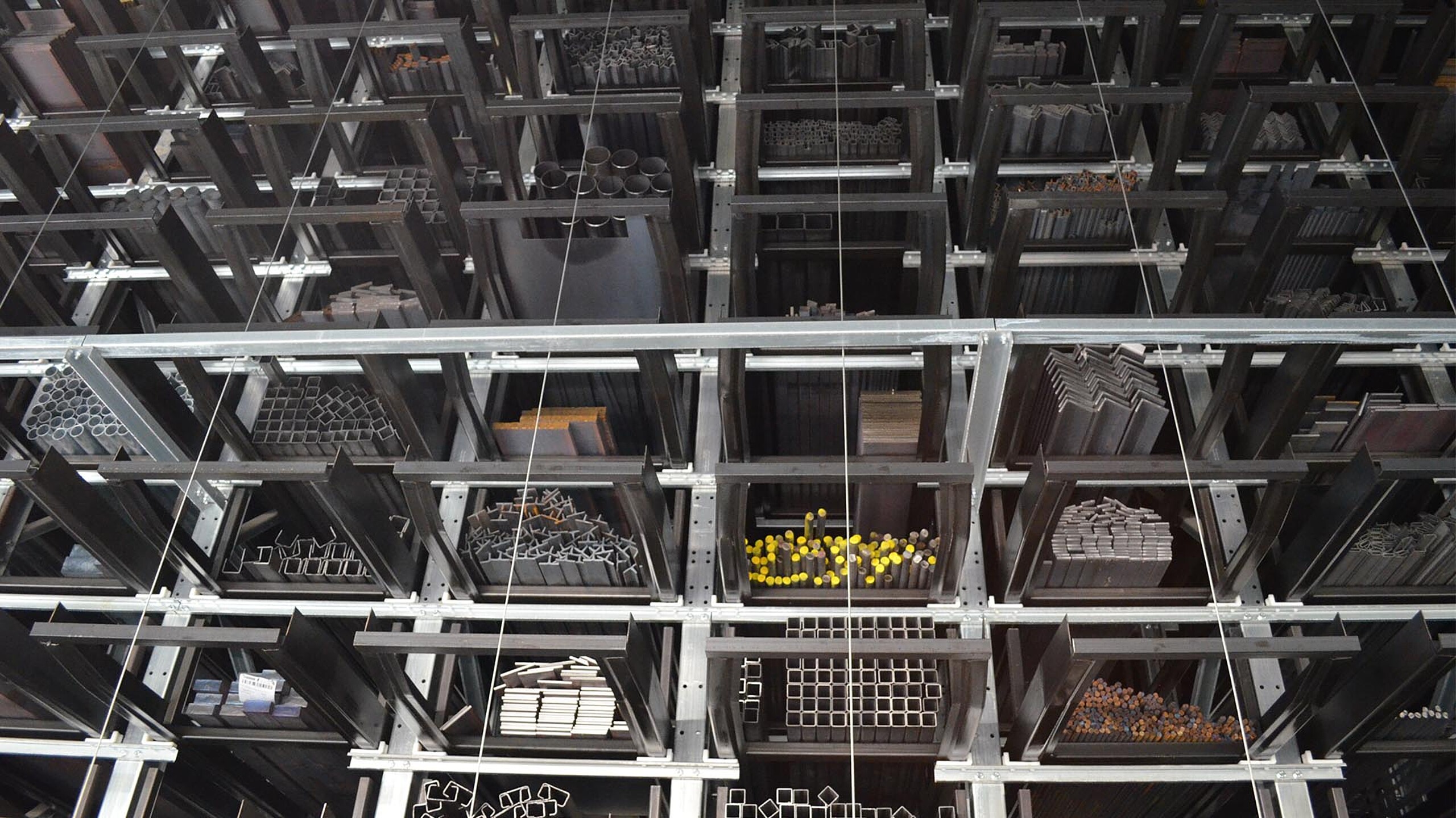 Magasin grande hauteur pour produits longs avec structure de stockage dense pour profilés métalliques