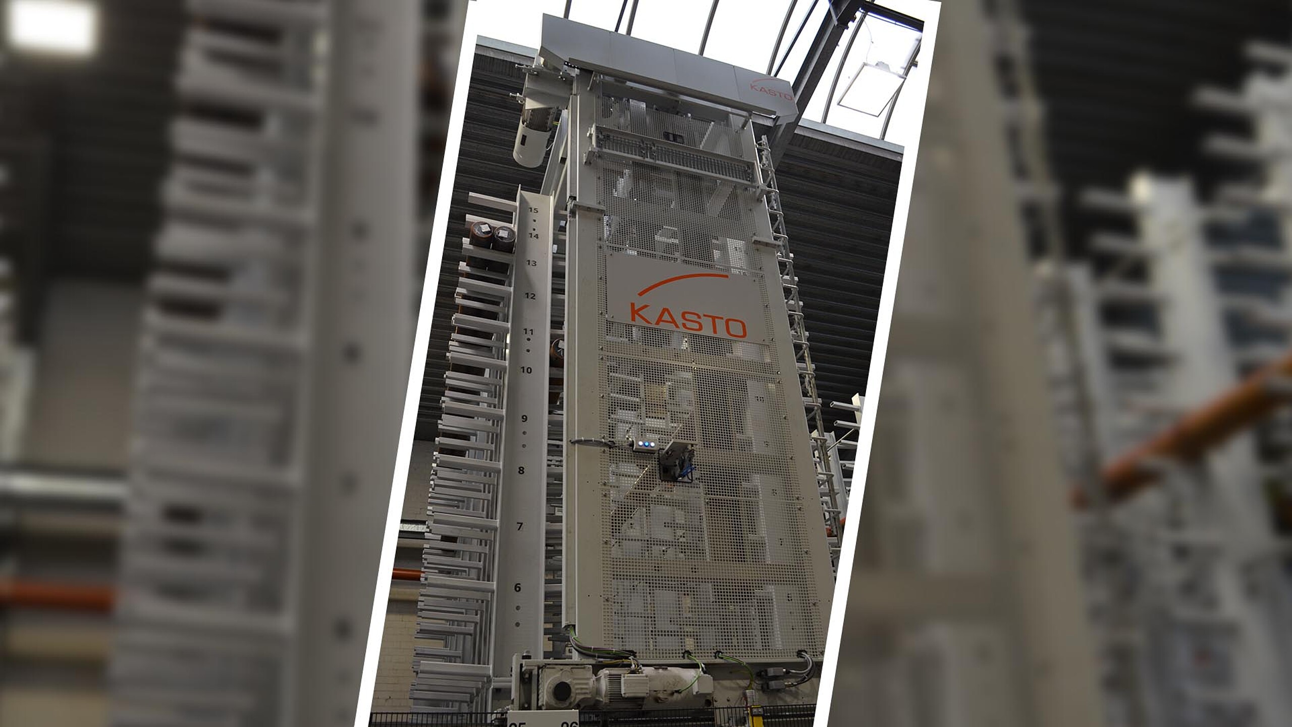 Magasin grande hauteur automatisé pour produits longs avec transtockeur central