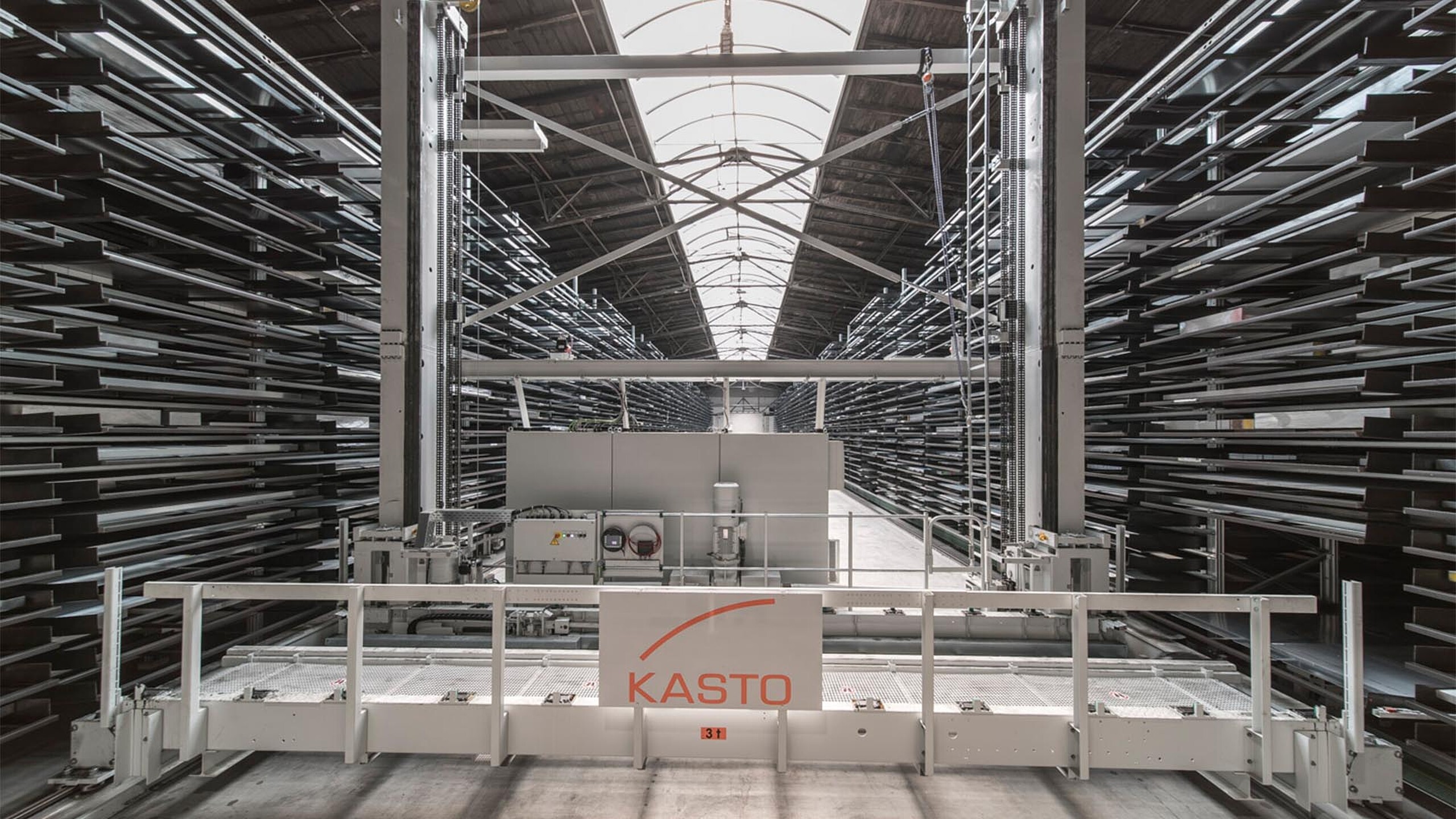 Magasin grande hauteur automatisé pour produits longs avec transtockeur central