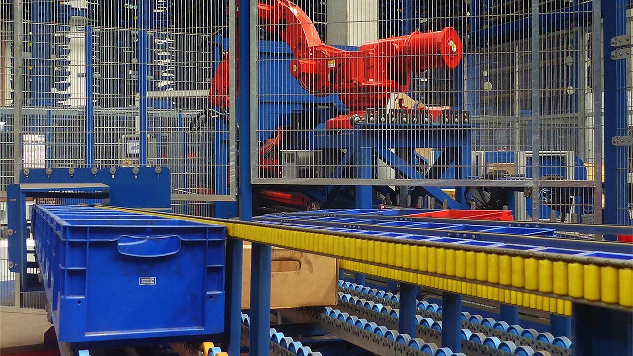 Robot industriel dans un système de stockage et convoyage automatisé pour produits longs