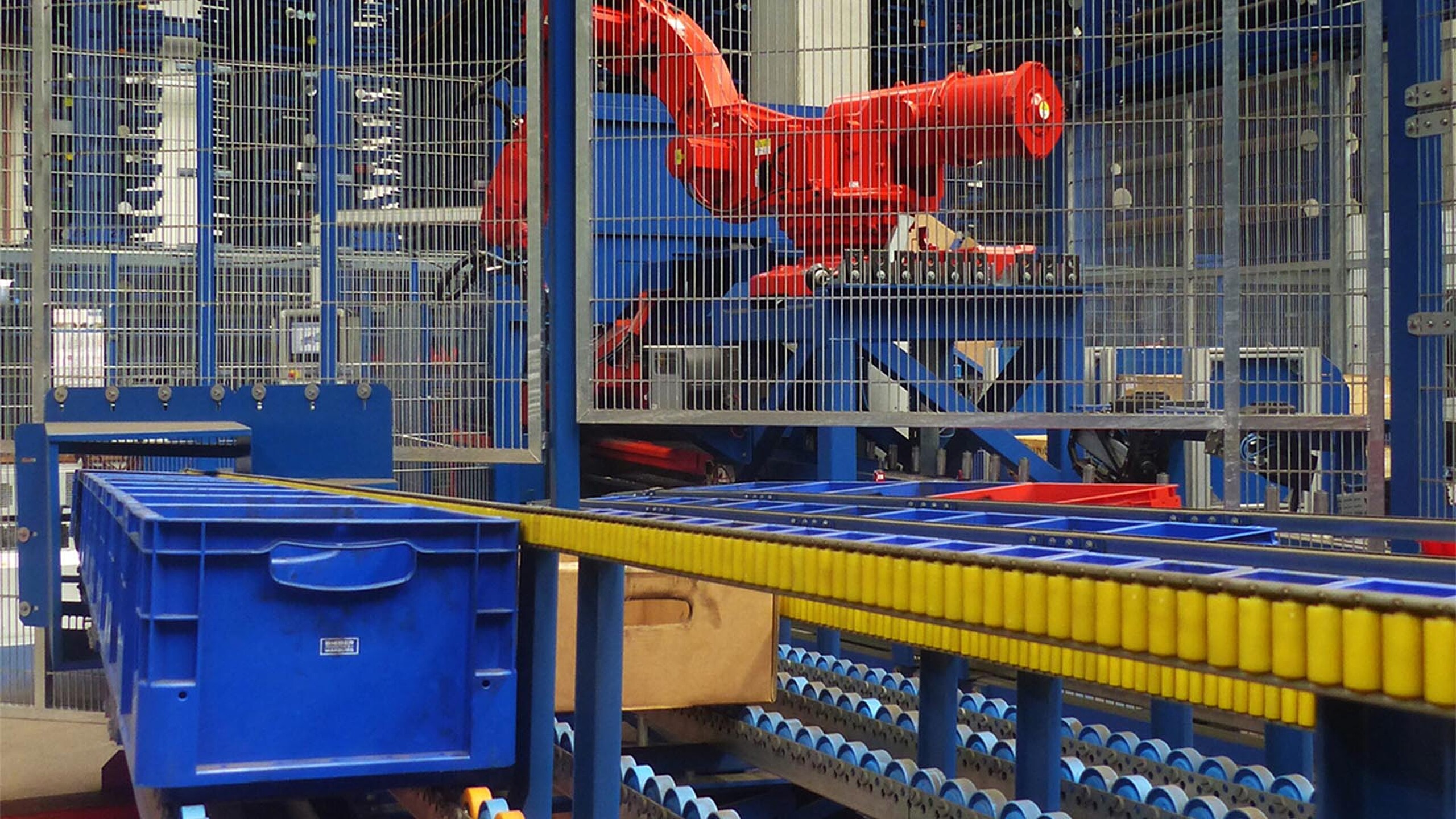 Robot industriel dans un système de stockage et convoyage automatisé pour produits longs