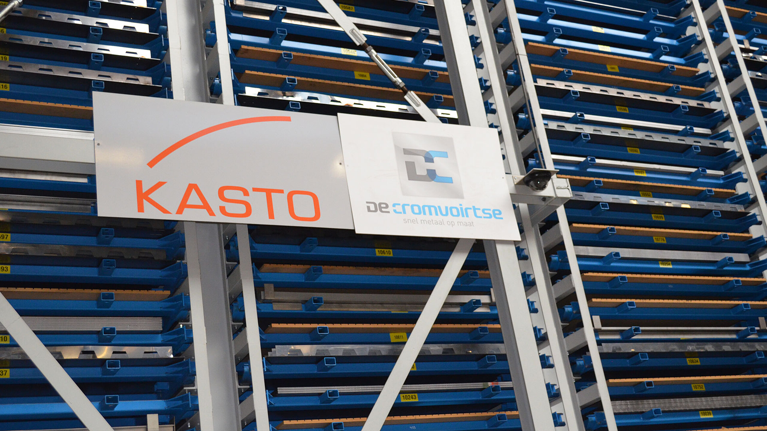 Transtockeur KASTO dans un magasin automatique pour produits longs