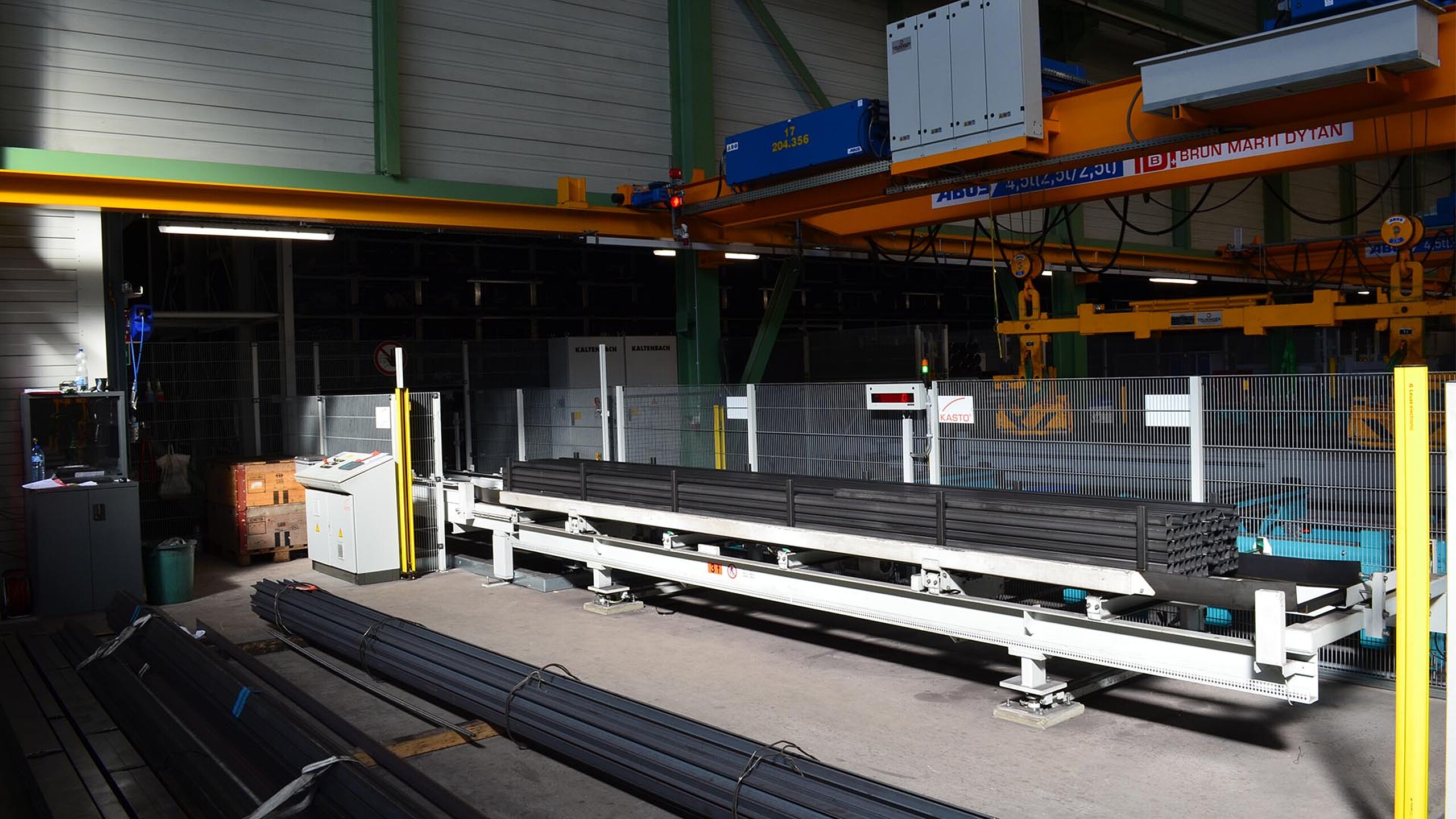 Système de stockage automatique pour produits longs avec convoyage intégré pour barres d’acier