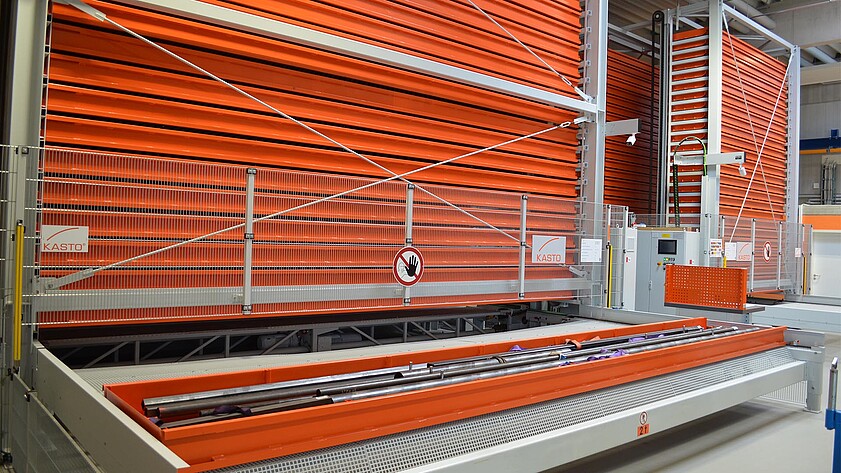 Automated cassette storage system for long products with efficient material supply