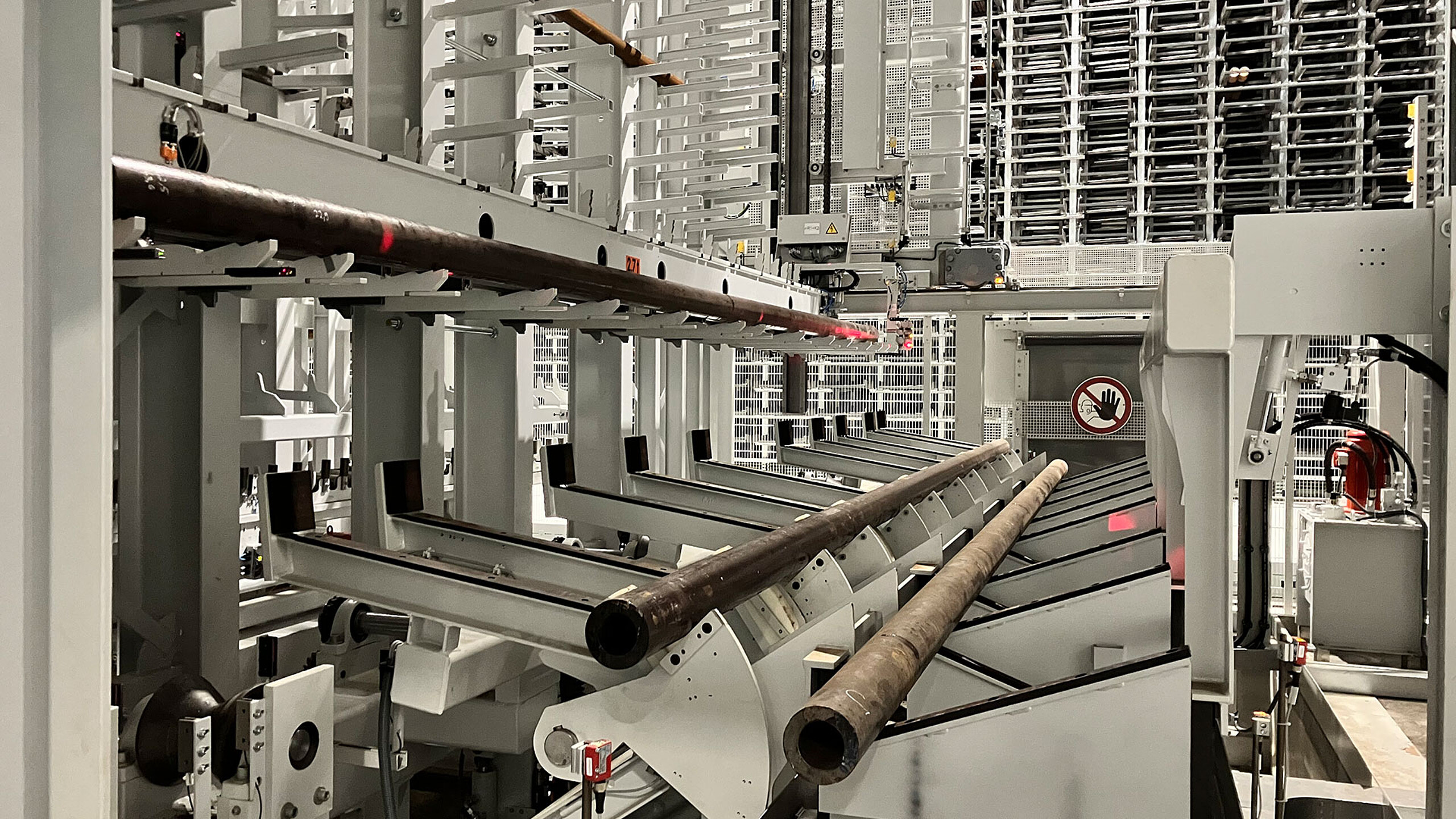 Automated long goods storage system with stacker crane and conveyor technology