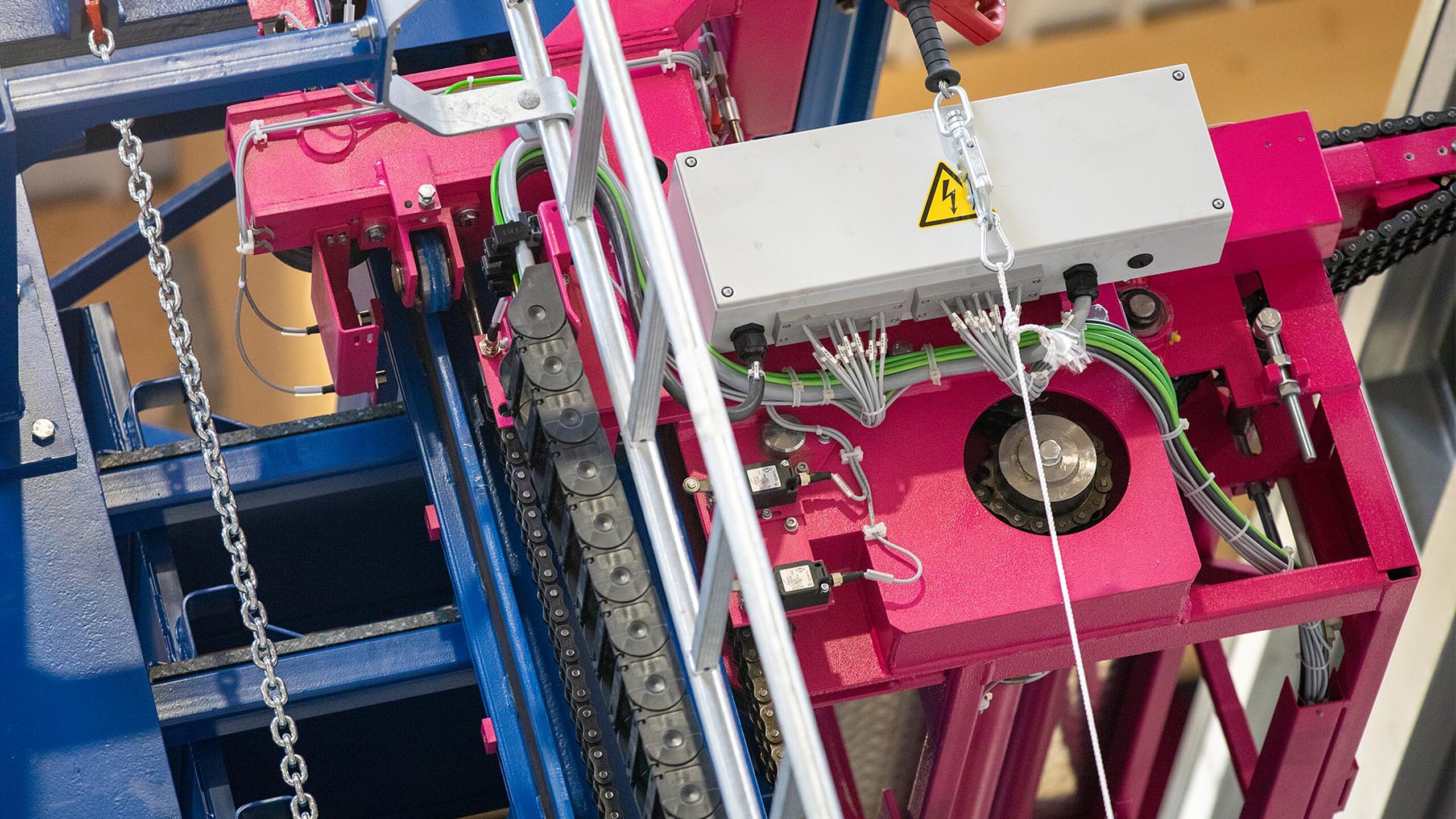 Prélèvement automatisé de tôles en magasin grande hauteur avec technologie à vide
