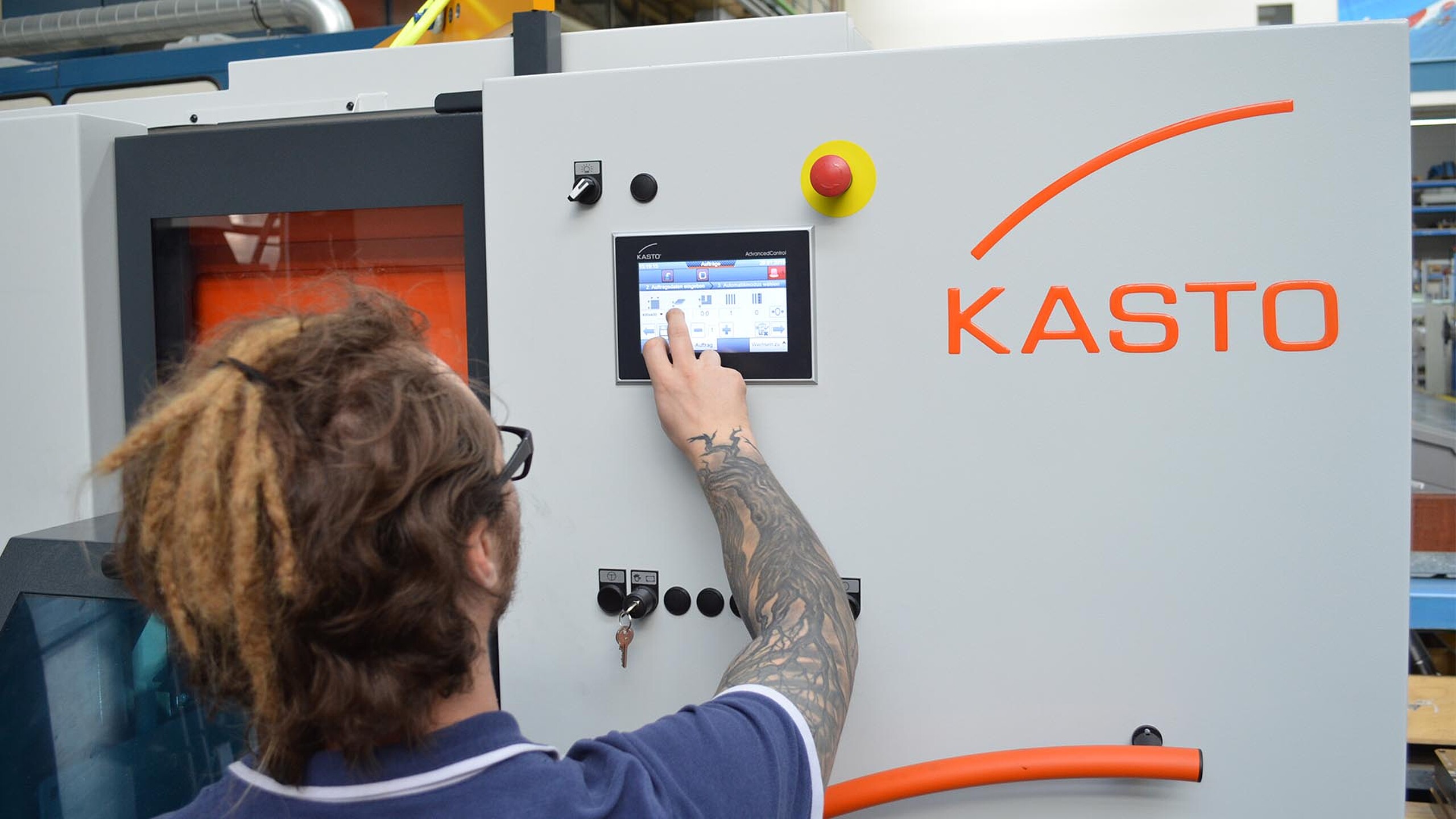 Opérateur pilotant une machine industrielle KASTO via écran tactile en production