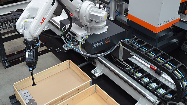 Un robot, plusieurs tâches : l'axe linéaire utilisé élargit la zone de travail et relie automatiquement toutes les stations entre elles.