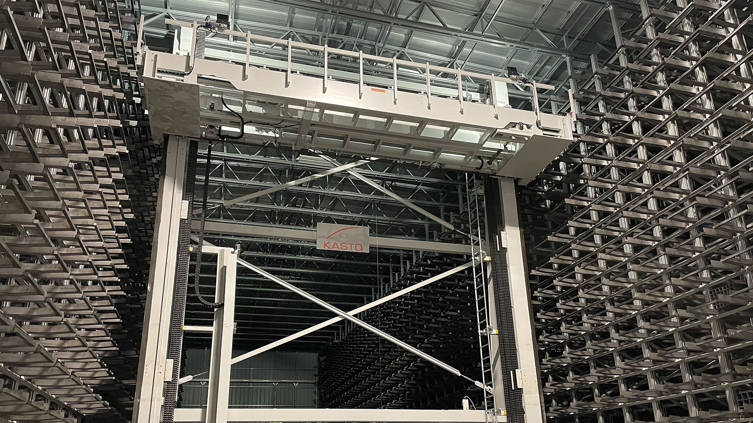 Magasin grande hauteur automatique pour produits longs avec transtockeur central