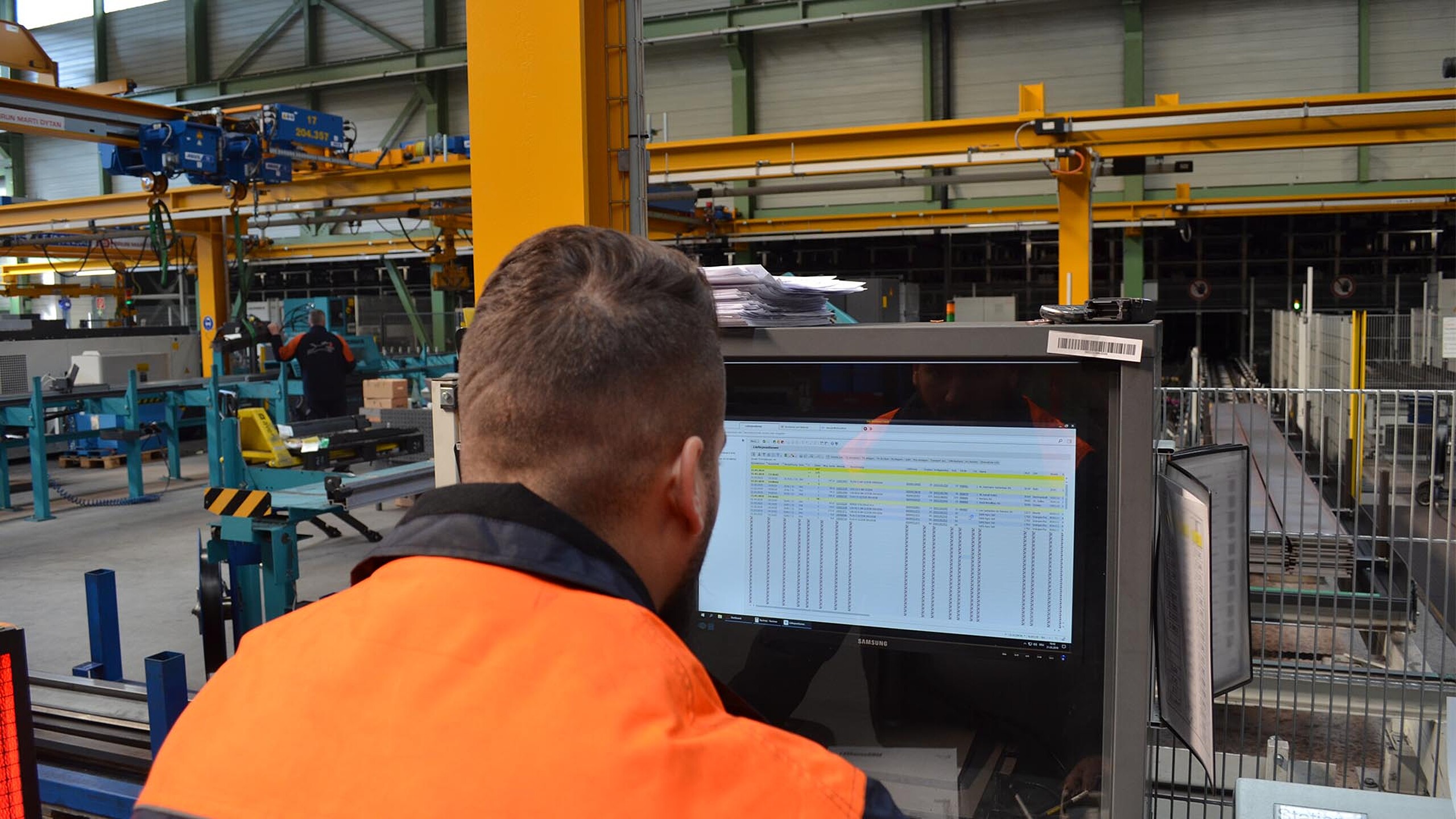 Opérateur surveillant un système de stockage automatisé KASTO via écran de contrôle