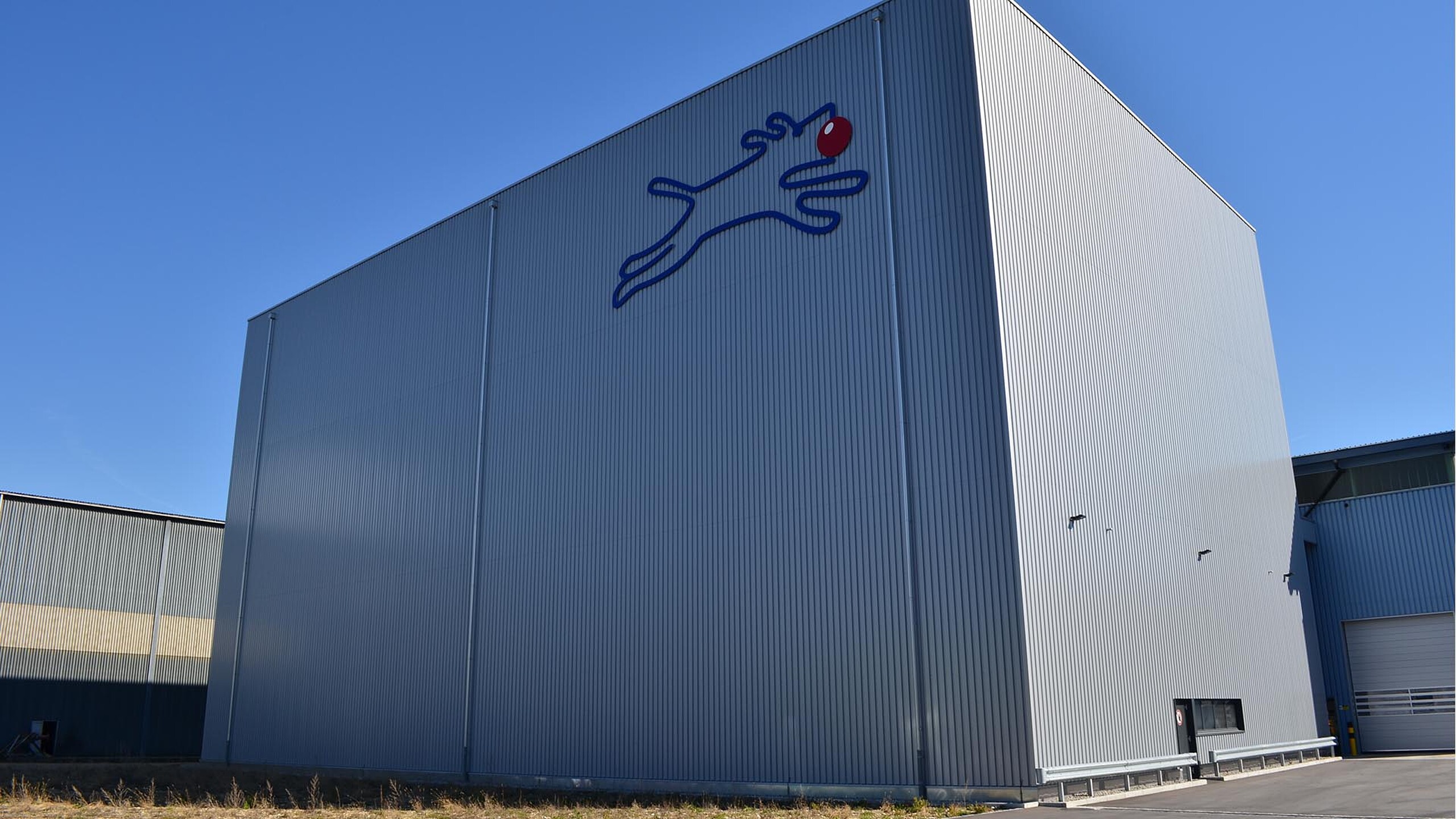 Bâtiment industriel moderne d’une entreprise de transformation des métaux