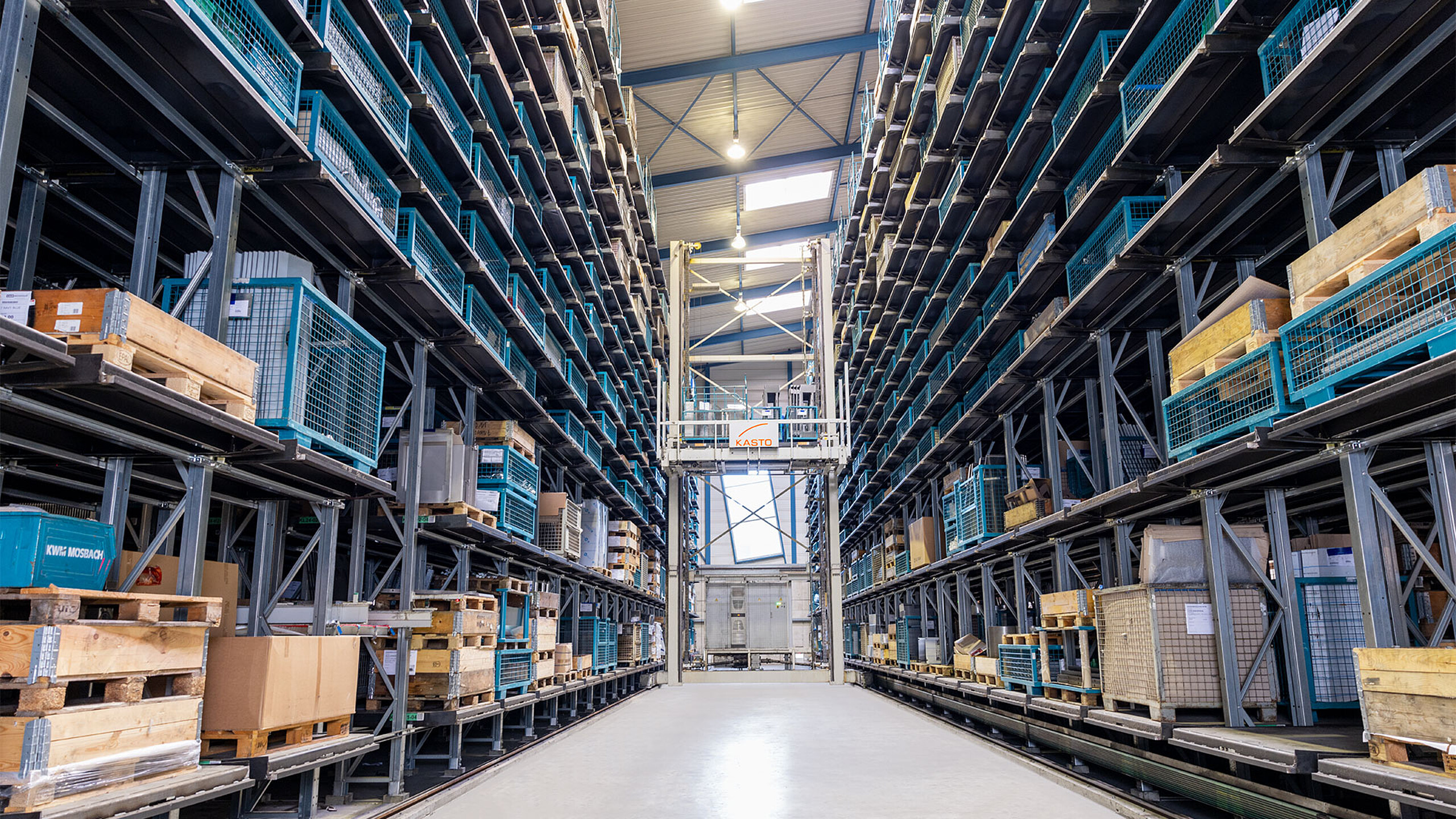 Magasin grande hauteur automatisé pour produits longs avec forte densité de stockage