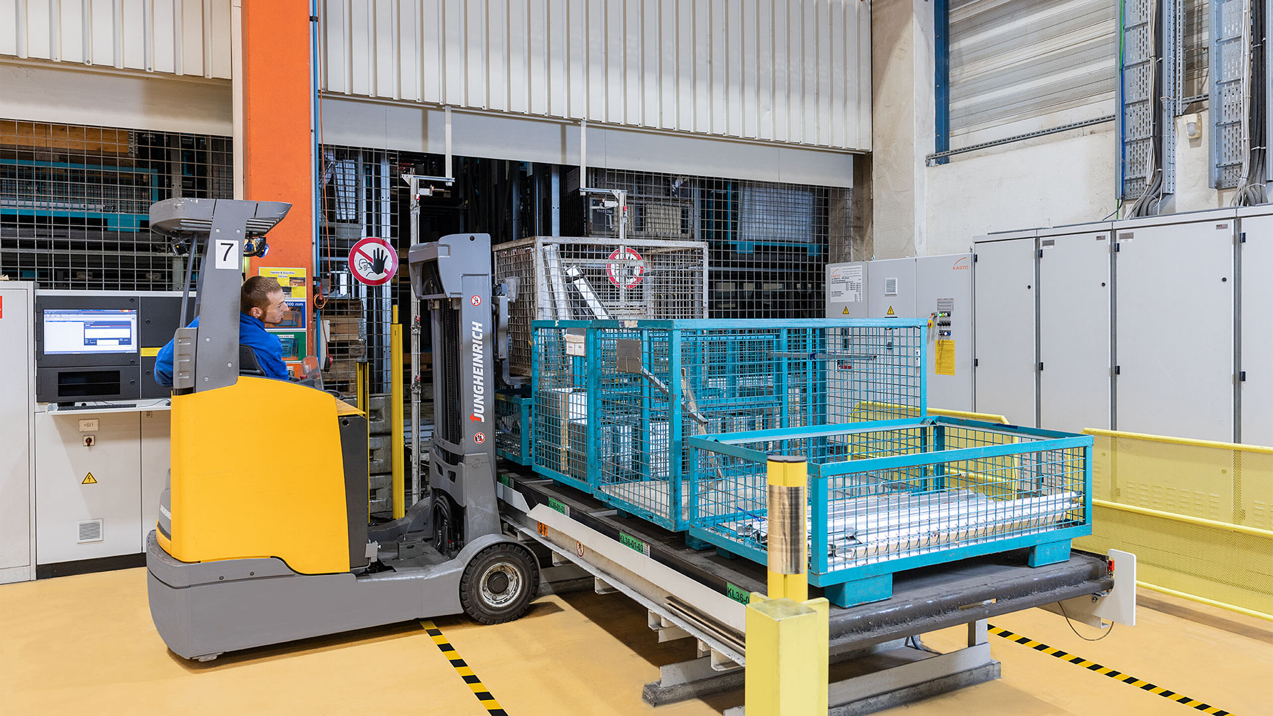 Chariot latéral automatisé transportant des barres d’acier dans un magasin pour produits longs