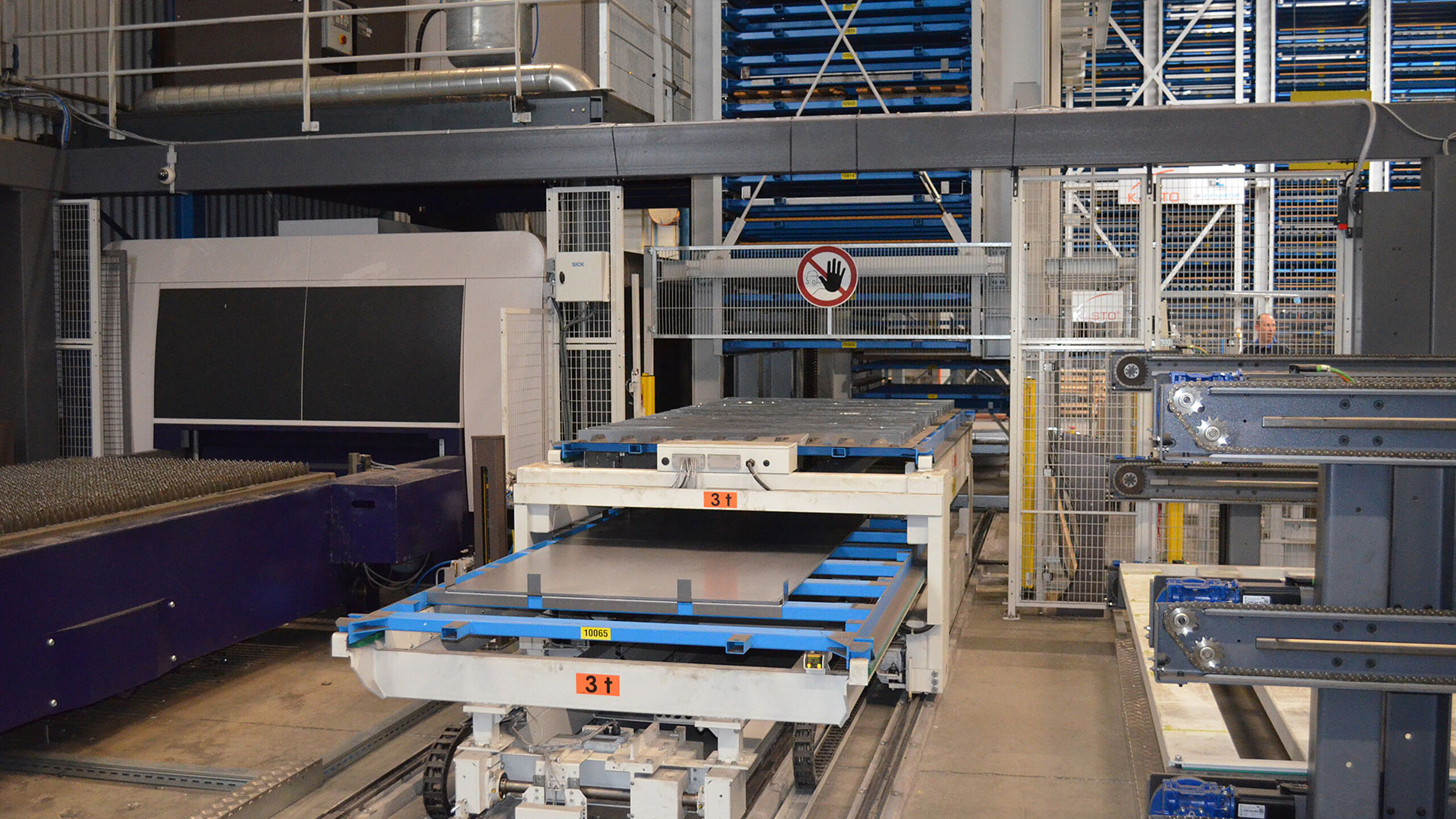 Approvisionnement automatisé de tôles avec convoyage dans un magasin grande hauteur KASTO