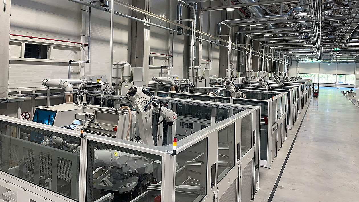 Automatisierte Produktionslinie mit integrierter Fördertechnik in der Metallverarbeitung