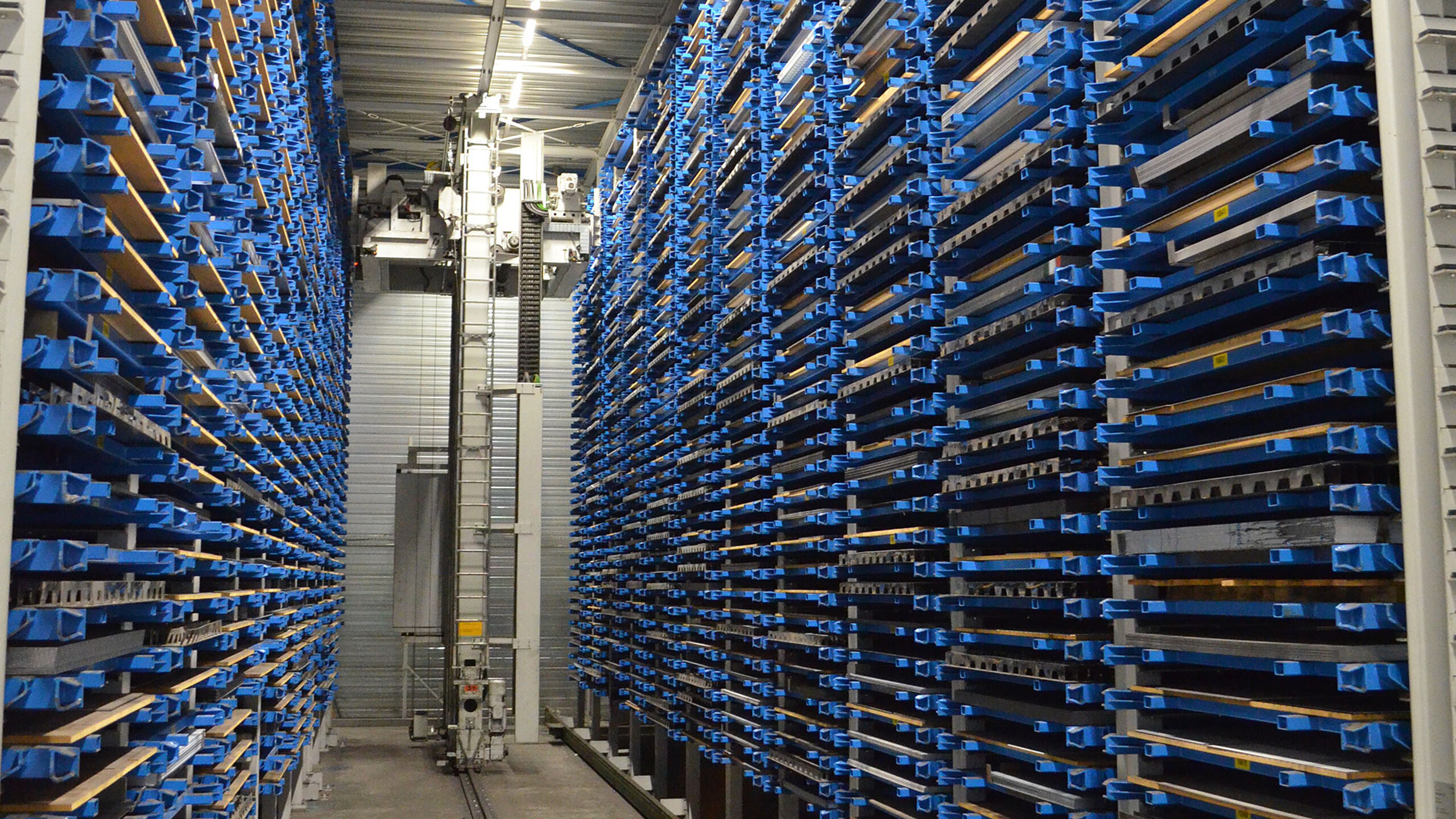 Magasin grande hauteur automatisé pour produits longs avec transtockeur