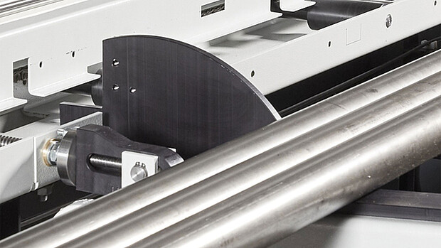 Automatisierte Materialzuführung von Stahlrohren zur Bandsägemaschine