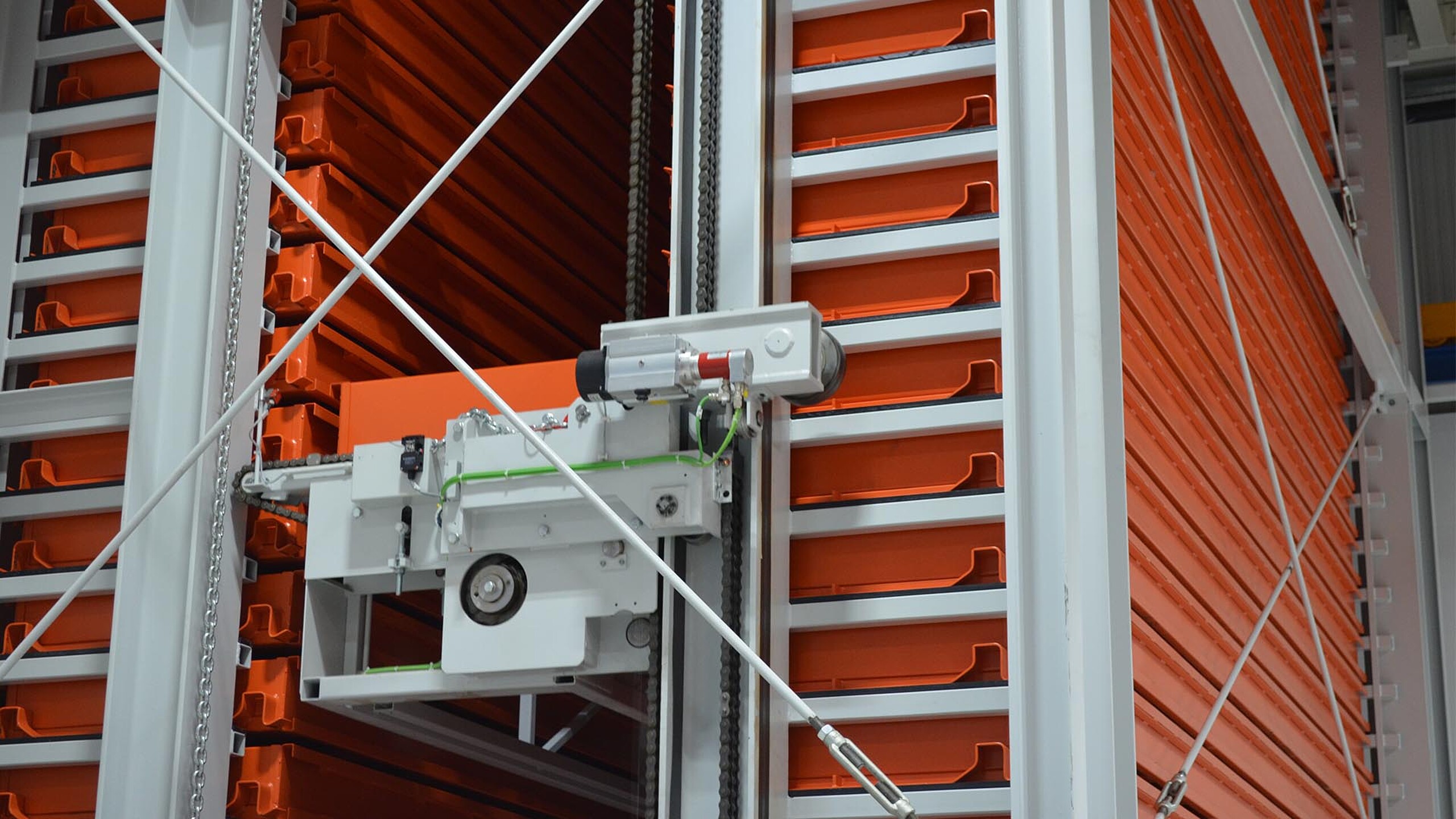 Transtockeur automatique dans le magasin KASTO pour produits longs