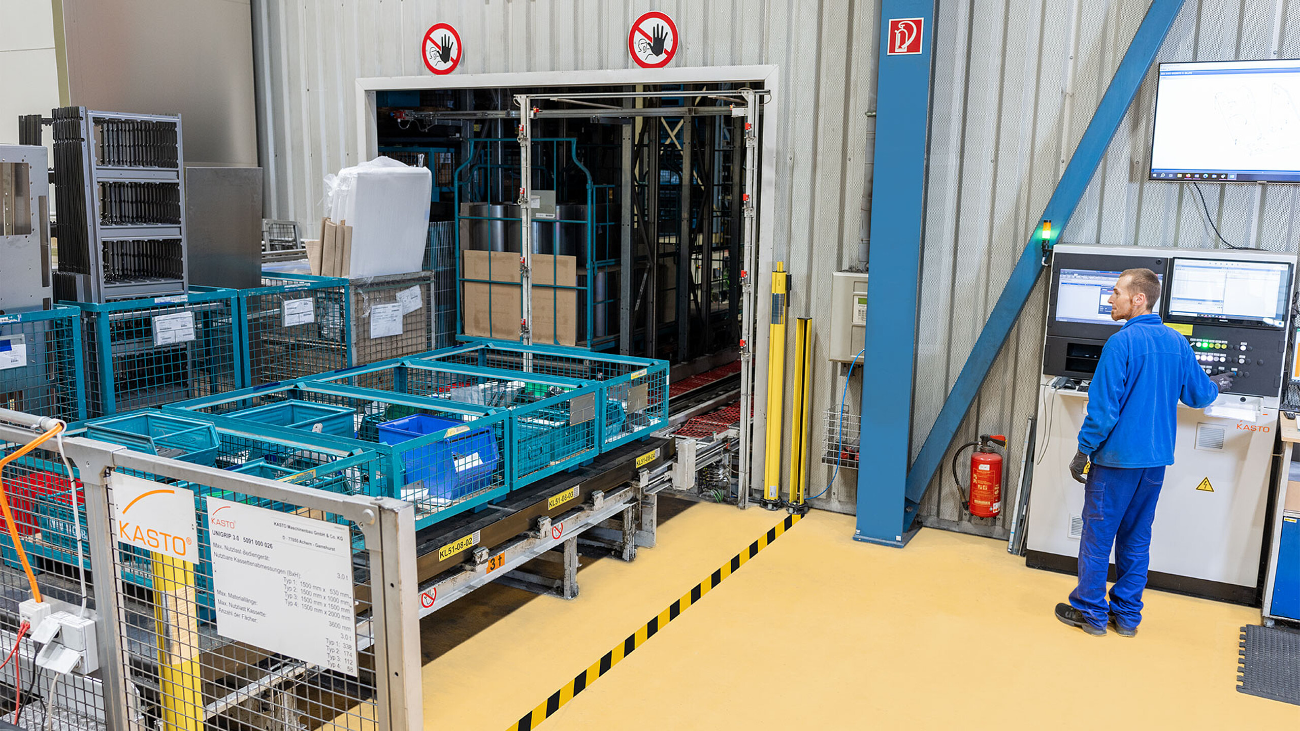 Station de transfert automatisée dans un magasin pour produits longs avec convoyage