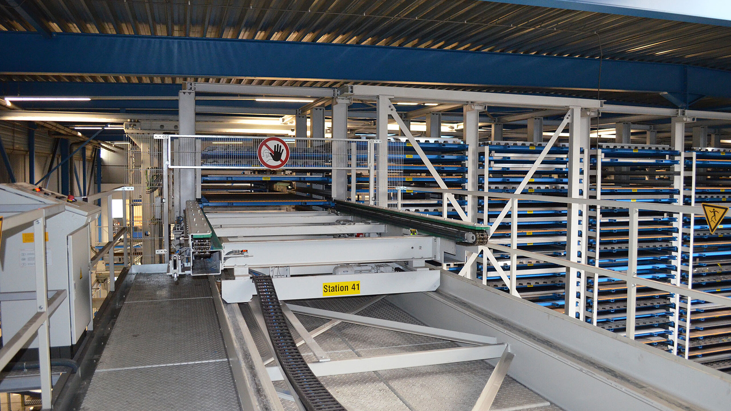 Stockage automatisé de tôles avec convoyage intégré en magasin grande hauteur